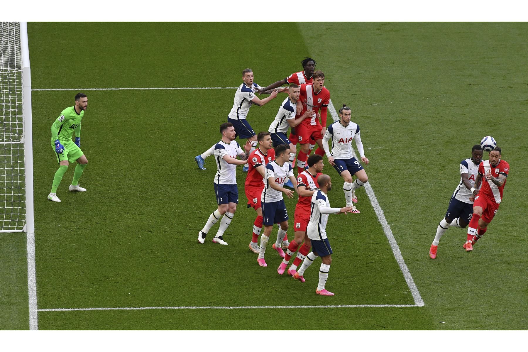 El delantero inglés de Southampton Danny Ings anota el primer gol de su equipo durante el partido de fútbol de la Premier League. Foto: AFP