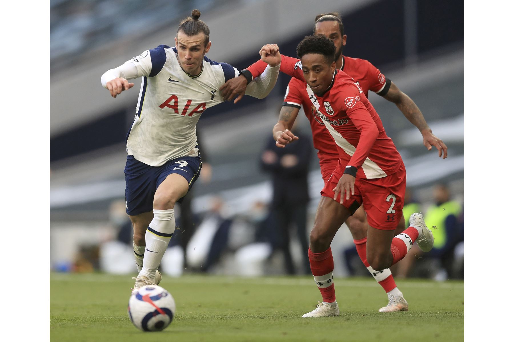El centrocampista galés del Tottenham Hotspur Gareth Bale huye del defensor inglés de Southampton Kyle Walker-Peters durante el partido de fútbol de la Premier League. Foto: AFP