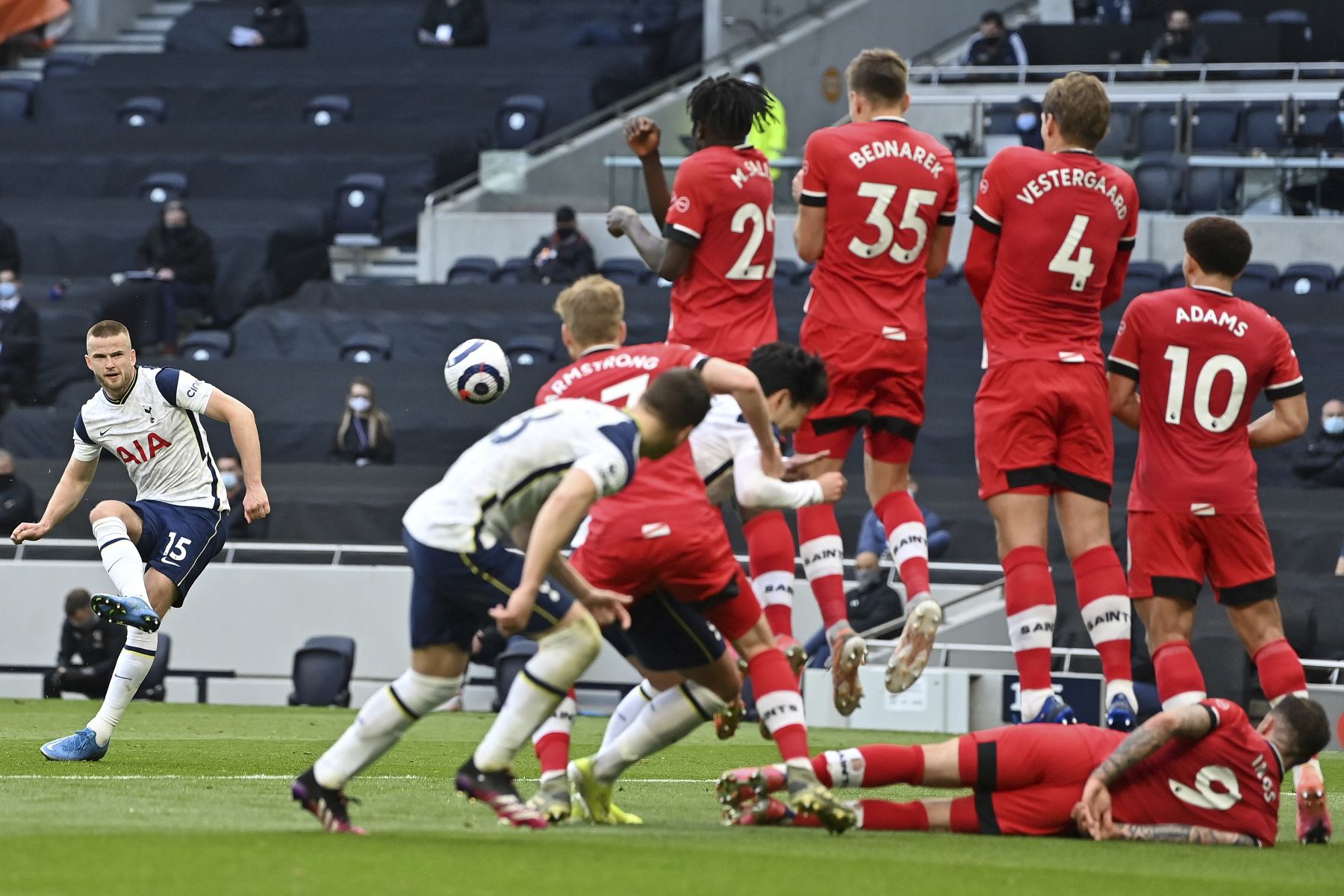 El defensor inglés del Tottenham Hotspur Eric Dier realiza un tiro libre durante el partido de fútbol de la Premier League. Foto: AFP