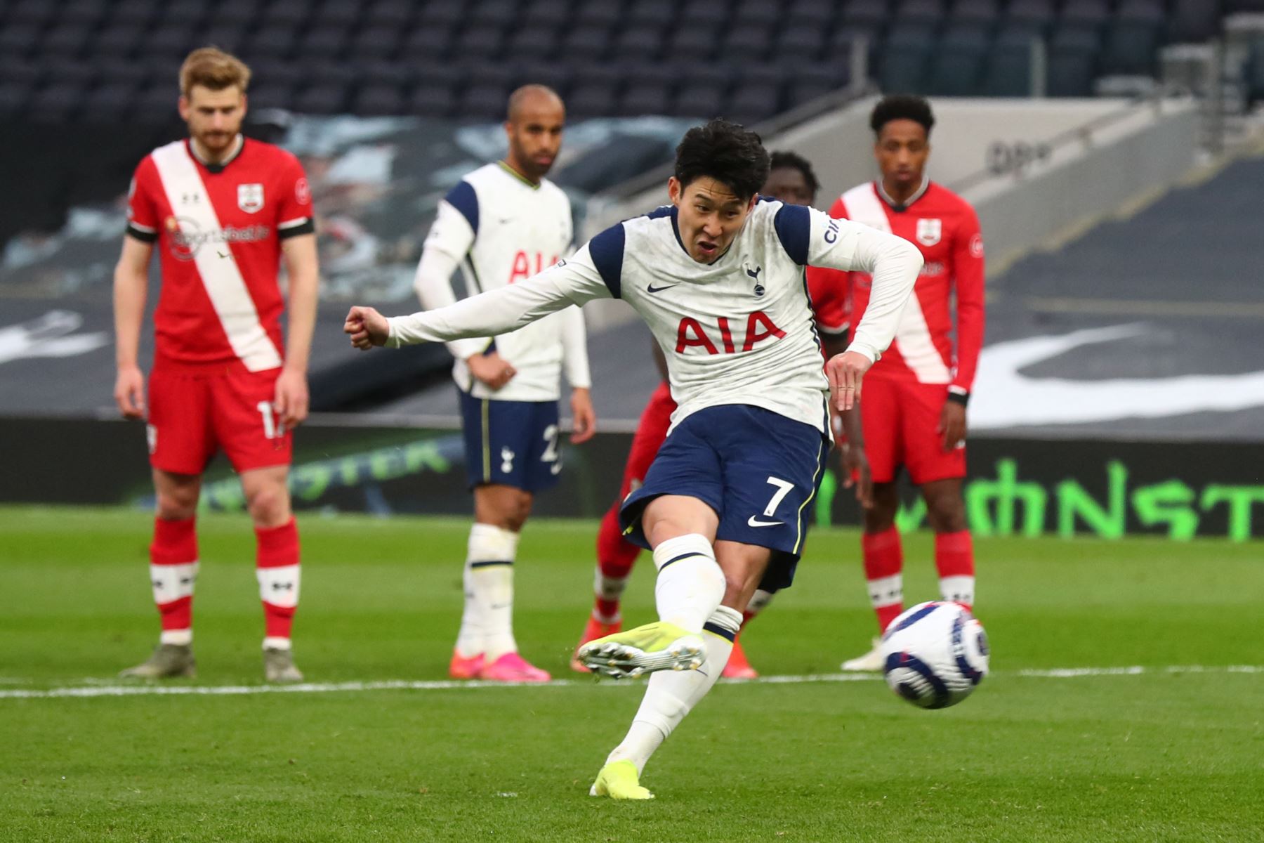 El delantero surcoreano del Tottenham Hotspur, Son Heung-Min, lanza un penalti y anota el segundo gol de su equipo durante el partido de fútbol de la Premier League. Foto: AFP