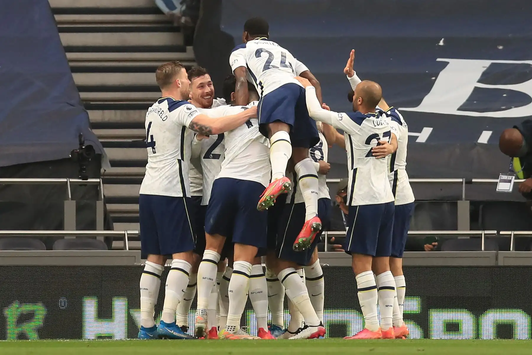 El delantero surcoreano del Tottenham Hotspur, Son Heung-Min, celebra con sus compañeros de equipo después de anotar el segundo gol de su equipo durante el partido de fútbol de la Premier League. Foto: AFP