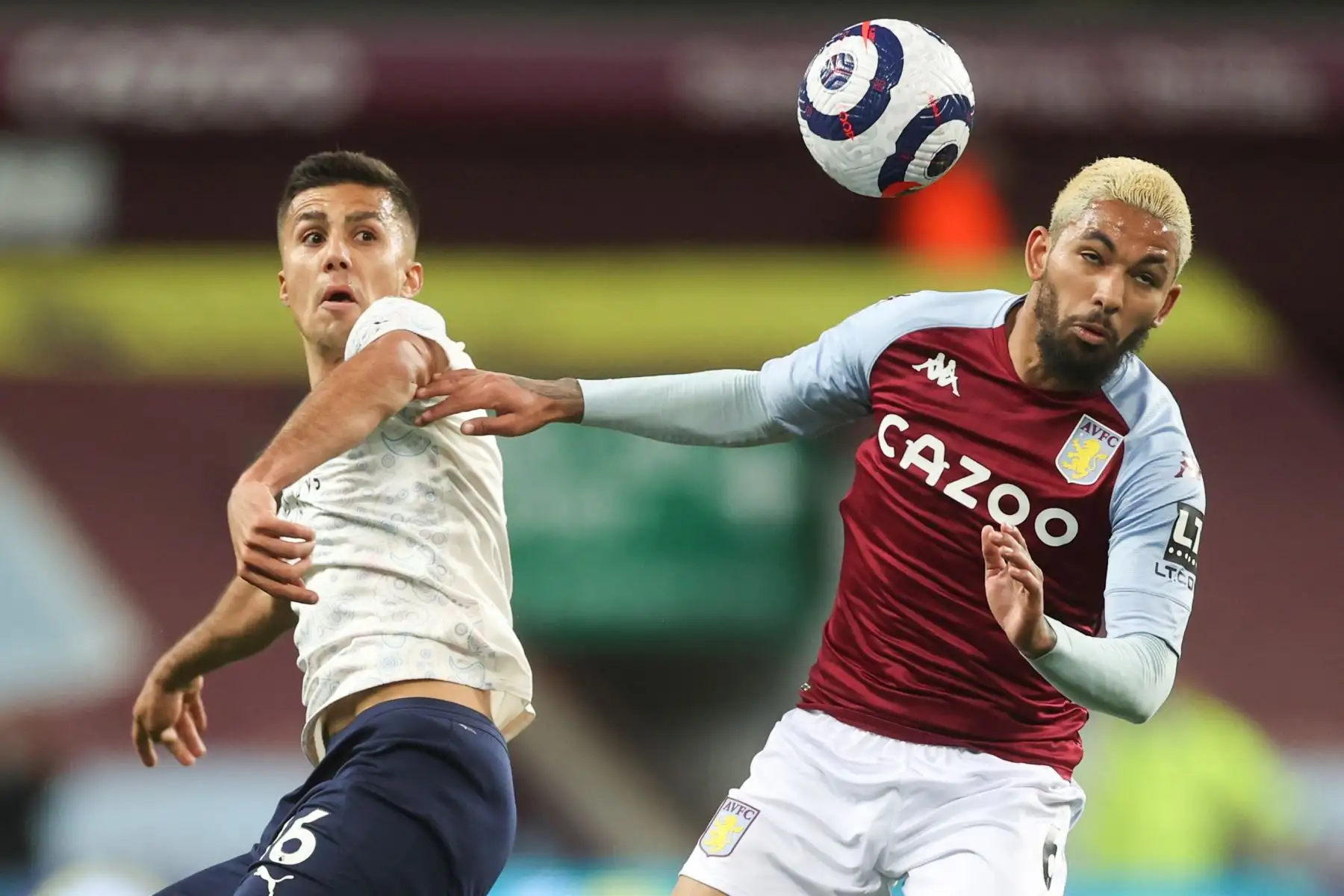 Douglas Luiz de Aston Villa en acción contra Manchester City  Rodrigo Hernández durante el partido de fútbol de la Premier League. Foto: EFE