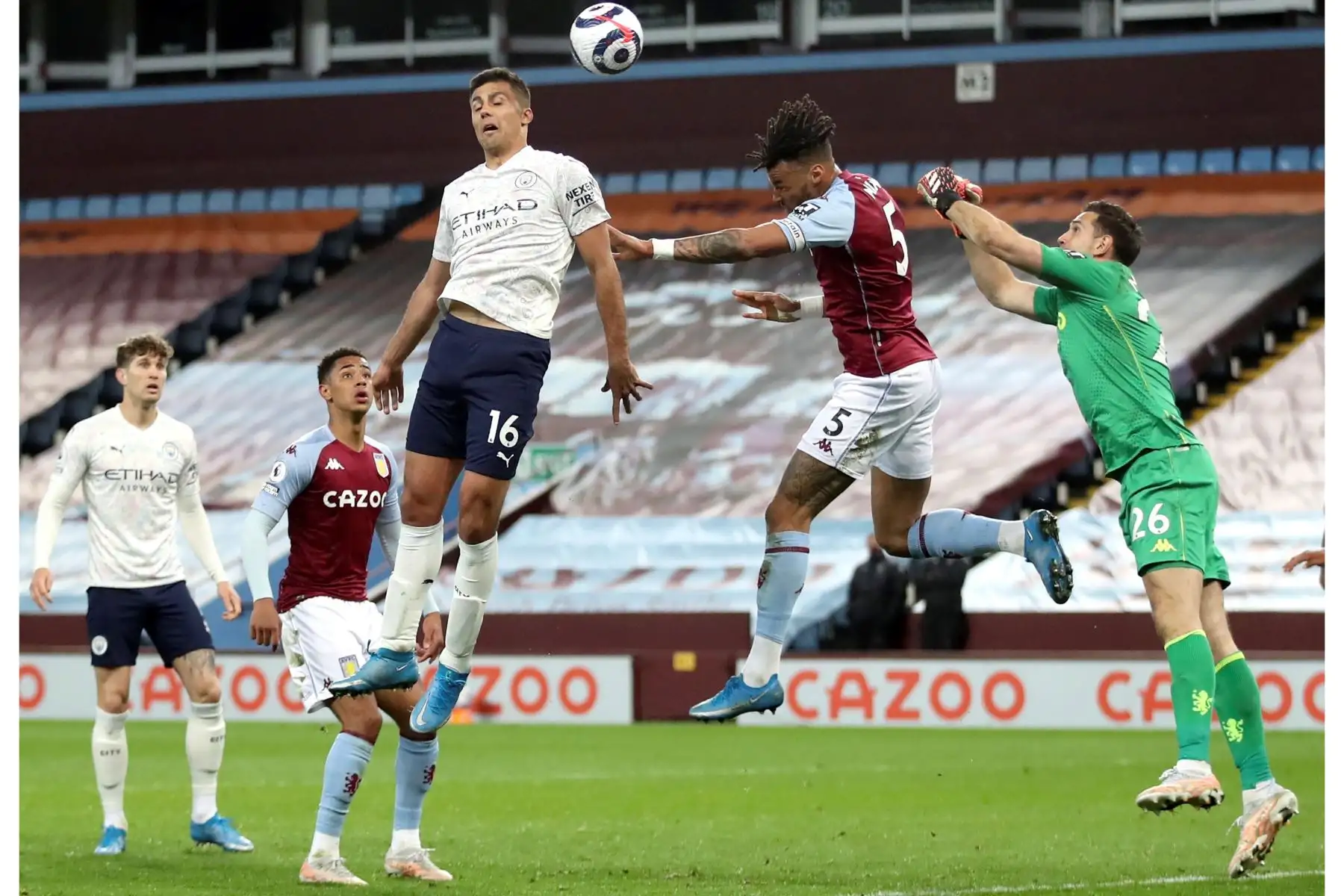Rodrigo Hernández del Manchester City anota la ventaja de 2-1 ante Aston Villa durante el partido de fútbol de la Premier League. Foto: EFE