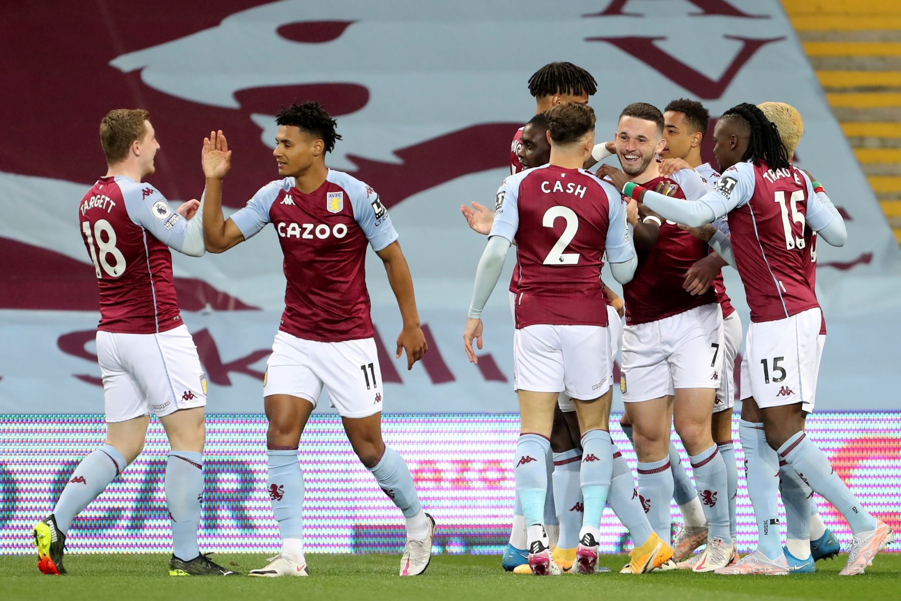 John McGinn de Aston Villa celebra junto a sus compañeros tras marcar el primer gol durante el partido de fútbol de la Premier League. Foto: EFE