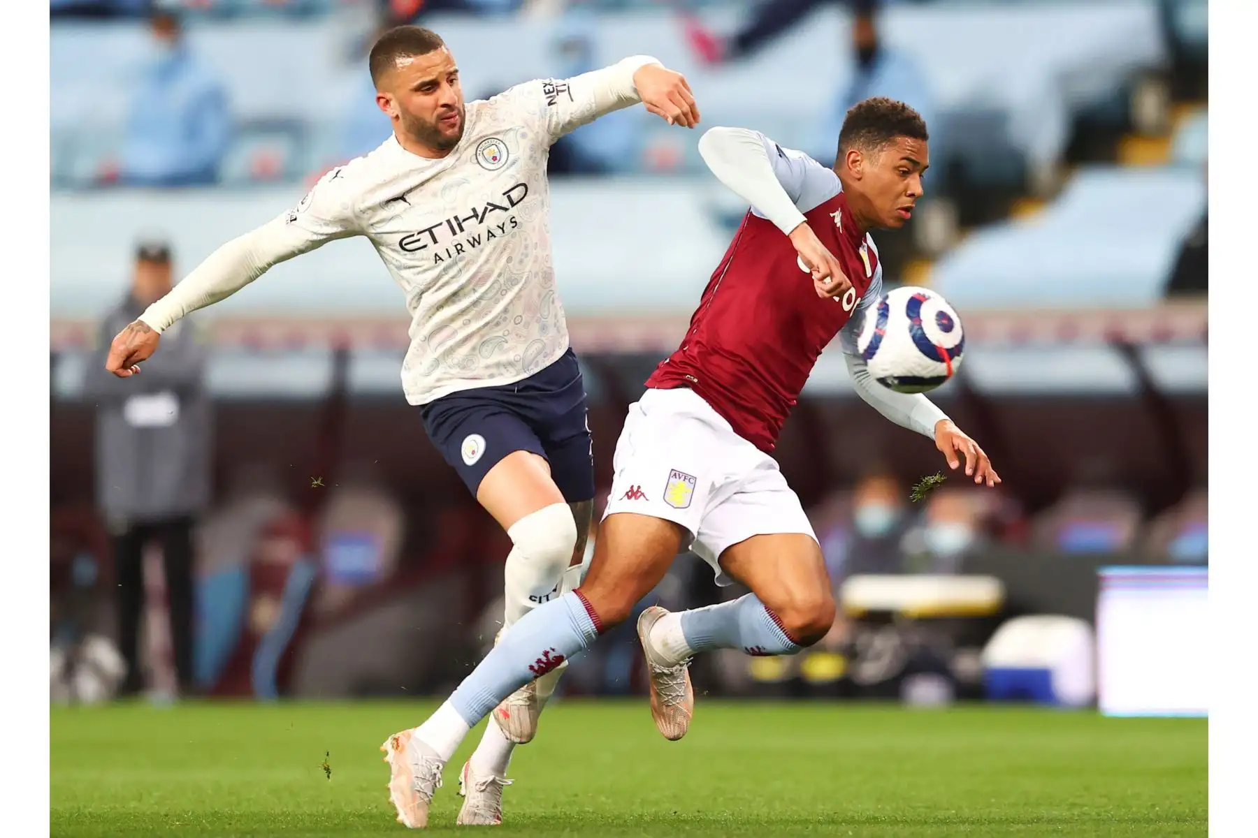 Jacob Ramsey del Aston Villa en acción contra Kyle Walker del Manchester City durante el partido de fútbol de la Premier League. Foto: EFE