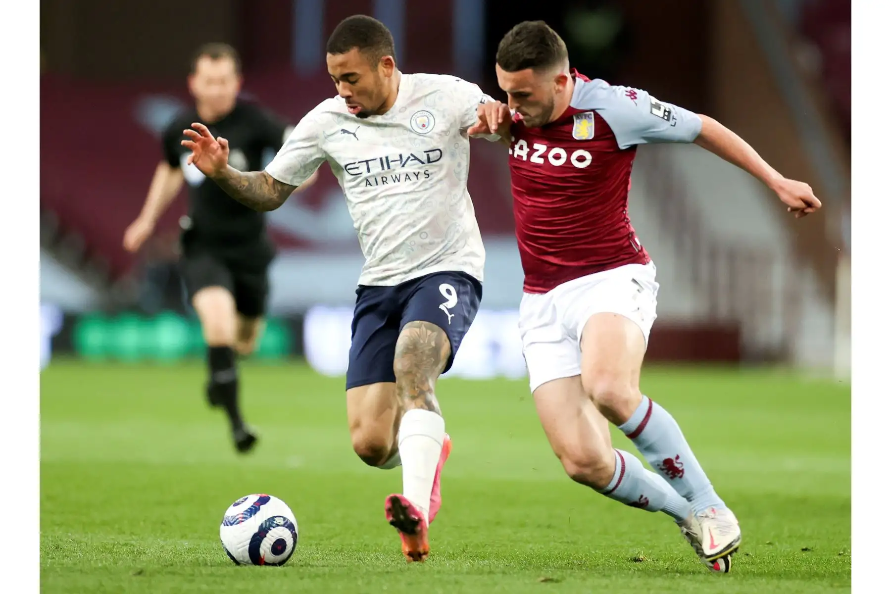 John McGinn de Aston Villa en acción contra Gabriel Jesus de Manchester City durante el partido de fútbol de la Premier League. Foto: EFE