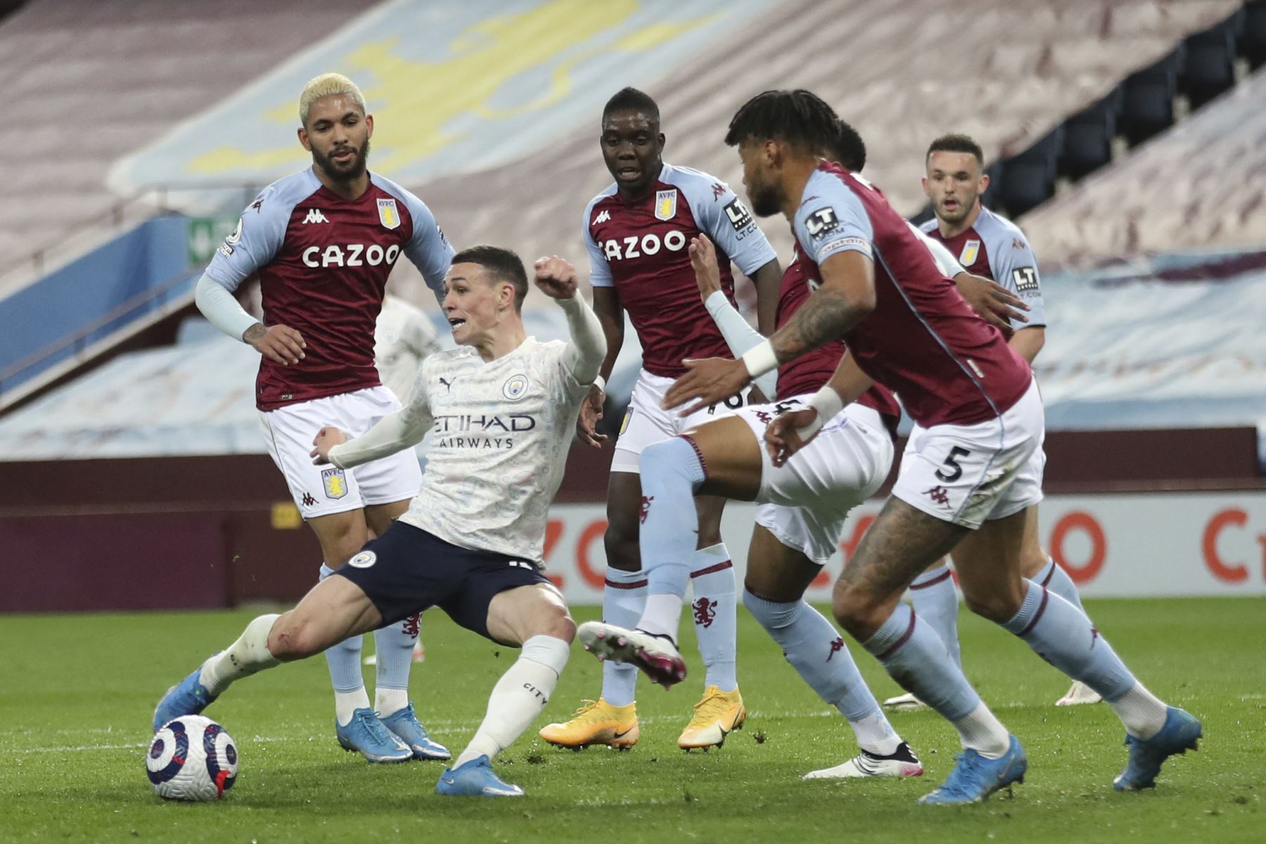 El centrocampista inglés del Manchester City Phil Foden se enfrenta a la defensa del Aston Villa durante el partido de fútbol de la Premier League. Foto: AFP