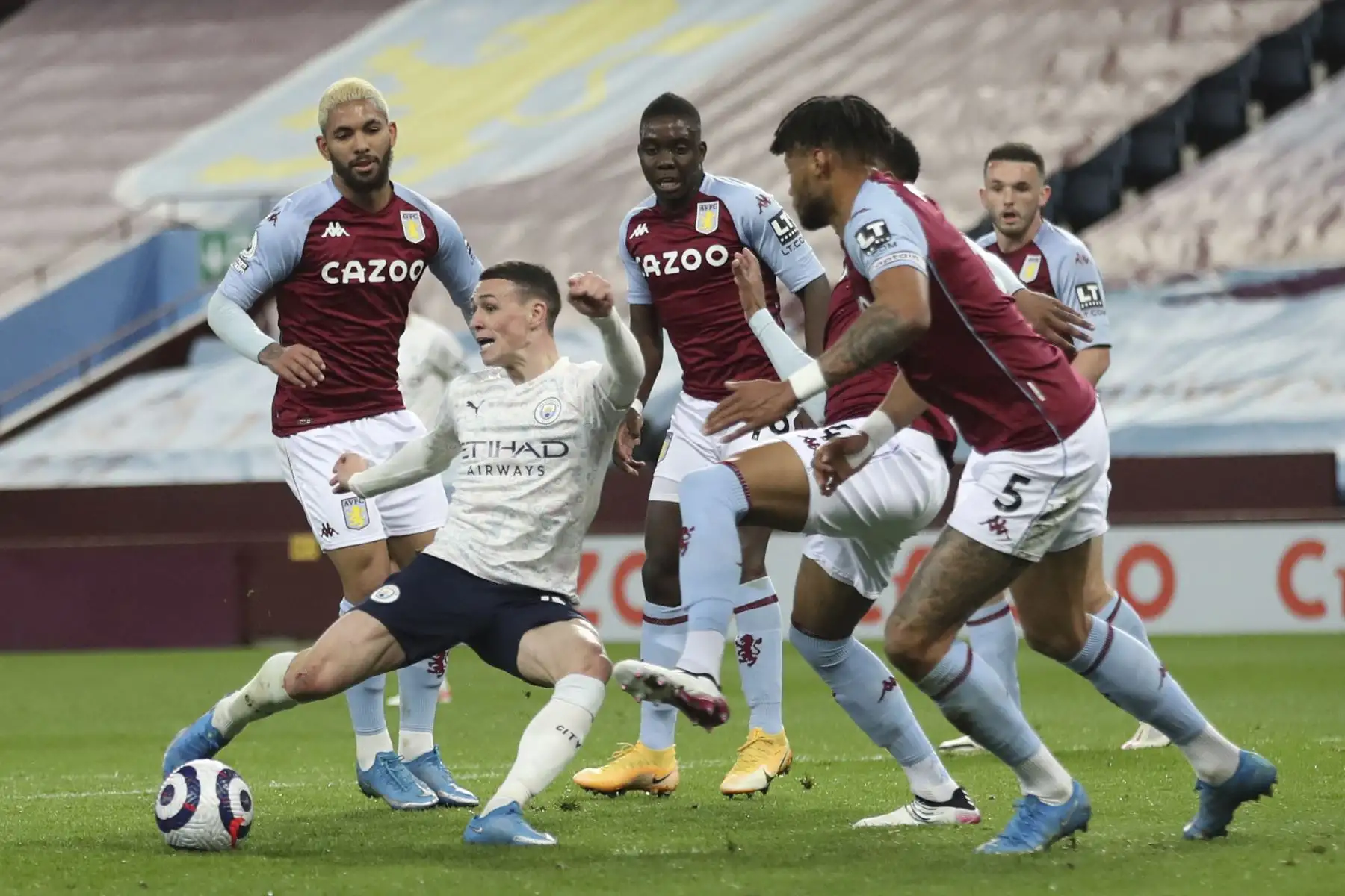 El centrocampista inglés del Manchester City Phil Foden se enfrenta a la defensa del Aston Villa durante el partido de fútbol de la Premier League. Foto: AFP