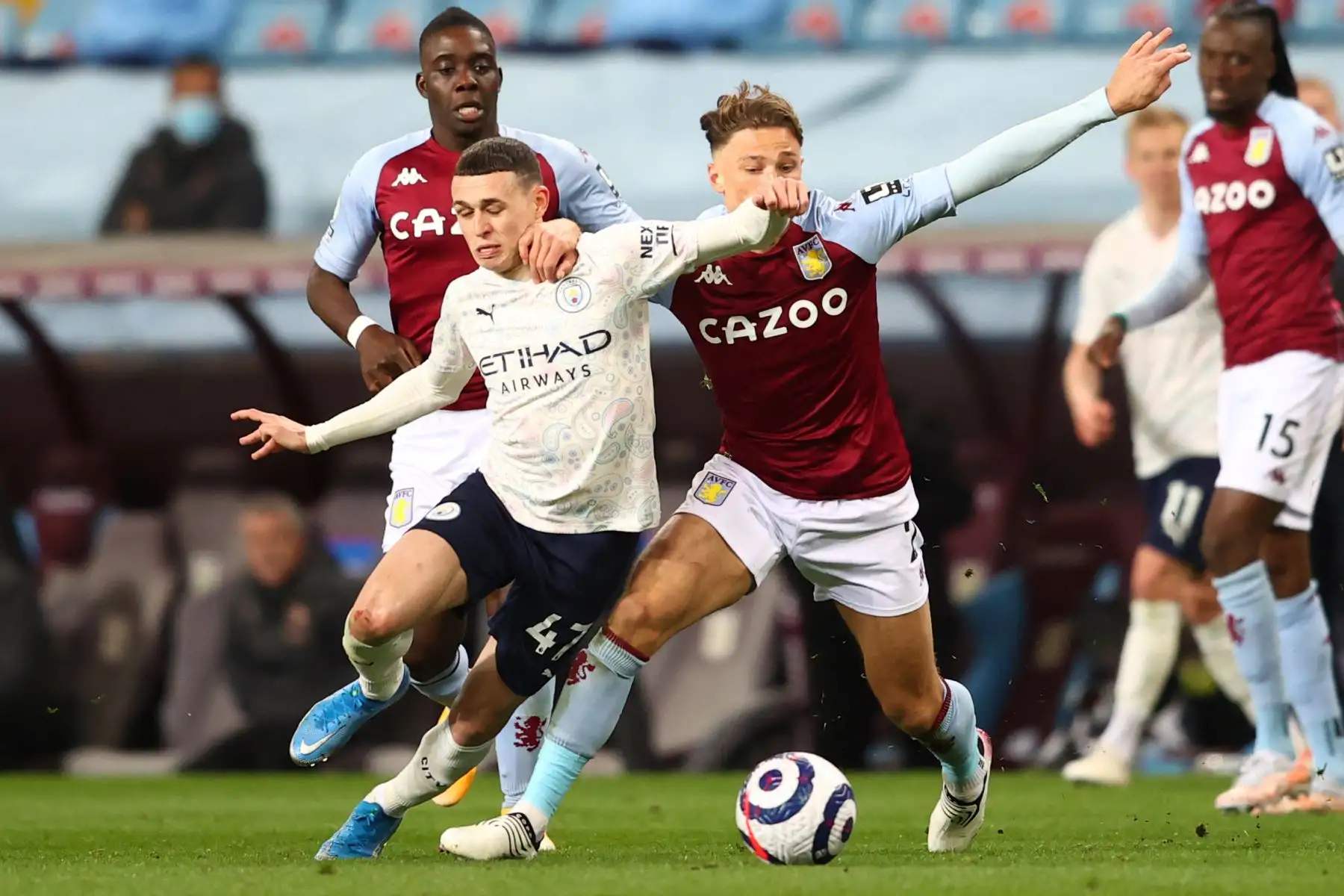 El mediocampista inglés del Manchester City Phil Foden recibe una falta del defensor inglés del Aston Villa Matty Cash durante el partido de fútbol de la Premier League. Foto: AFP