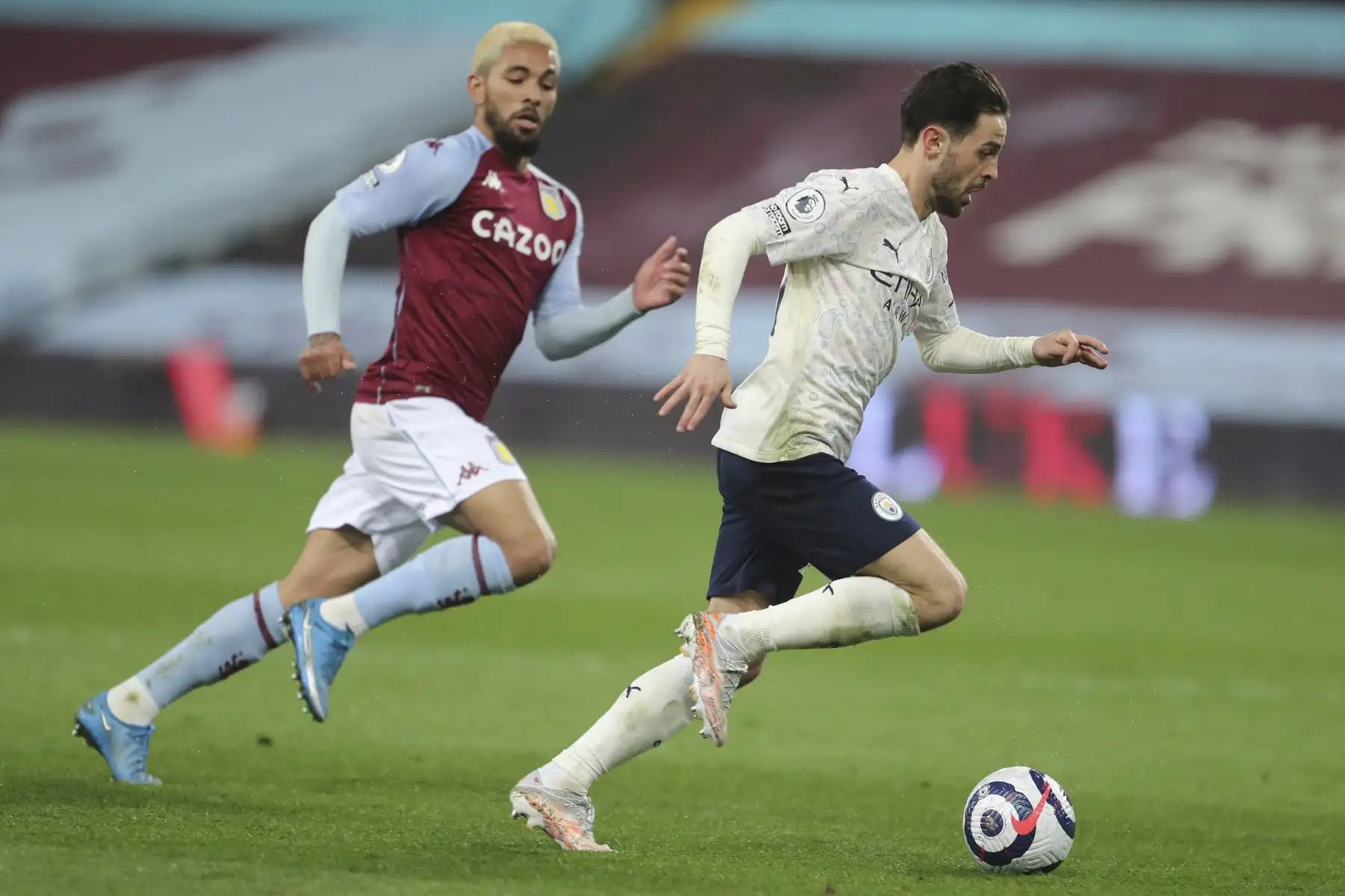 El mediocampista portugués del Manchester City Bernardo Silva compite con el mediocampista brasileño del Aston Villa Douglas Luiz durante el partido de fútbol de la Premier League. Foto: AFP