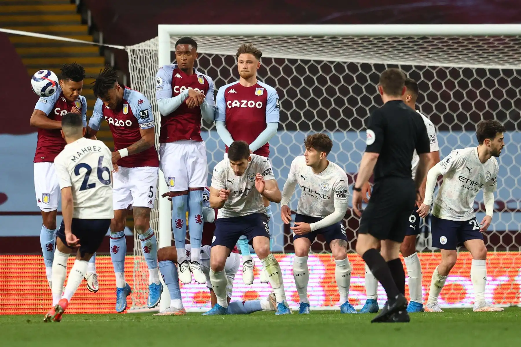El centrocampista argelino del Manchester City Riyad Mahrez realiza un tiro libre durante el partido de fútbol de la Premier League. Foto: AFP