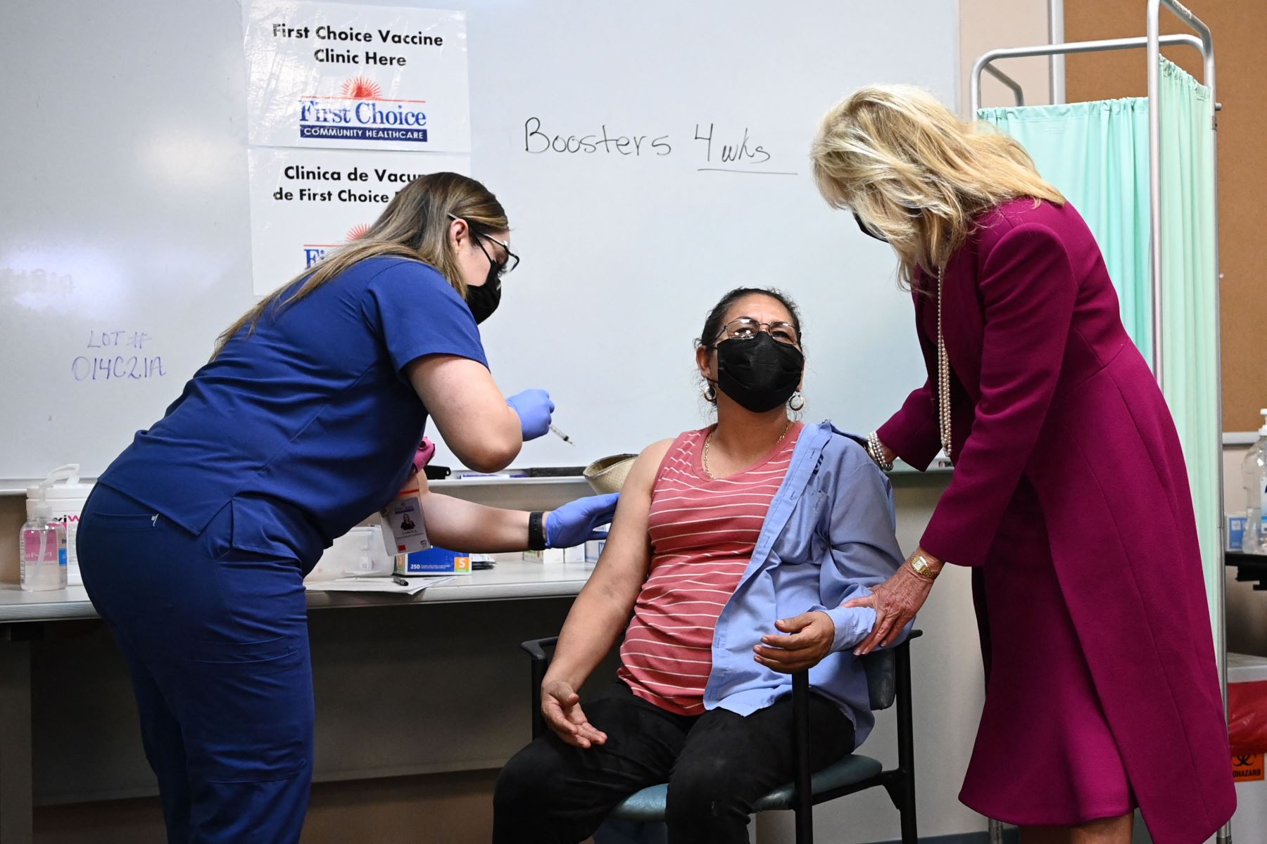 La Primera Dama de EE. UU., Jill Biden, habla con una mujer que acaba de recibir una vacuna covid-19 durante una visita a un centro de vacunación en First Choice Community Healthcare - South Valley Medical Center en Albuquerque, Nuevo México.
Foto: AFP