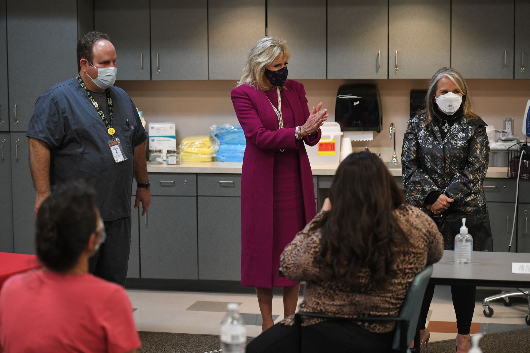 La Primera Dama de Estados Unidos, Jill Biden  con la Gobernadora de Nuevo México, Michelle Lujan Grisham , habla con las personas que acaban de recibir una vacuna Covid-19 durante una visita a un centro de vacunación en First Choice Community Healthcare - South Valley Medical Center en Albuquerque Nuevo México.
Foto: AFP