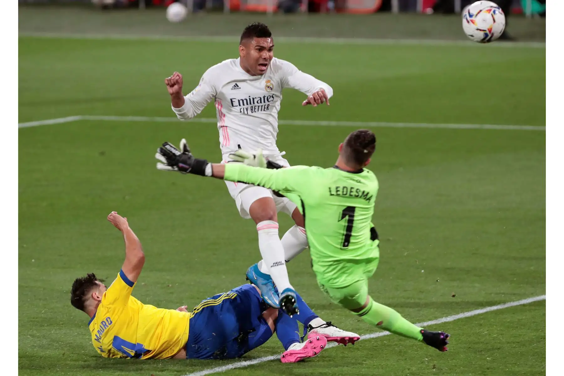 El centrocampista brasileño del Real Madrid, Carlos Henrique Casemiro, remata ante la portería del Cádiz durante partido por la Liga Santander. Foto: EFE
