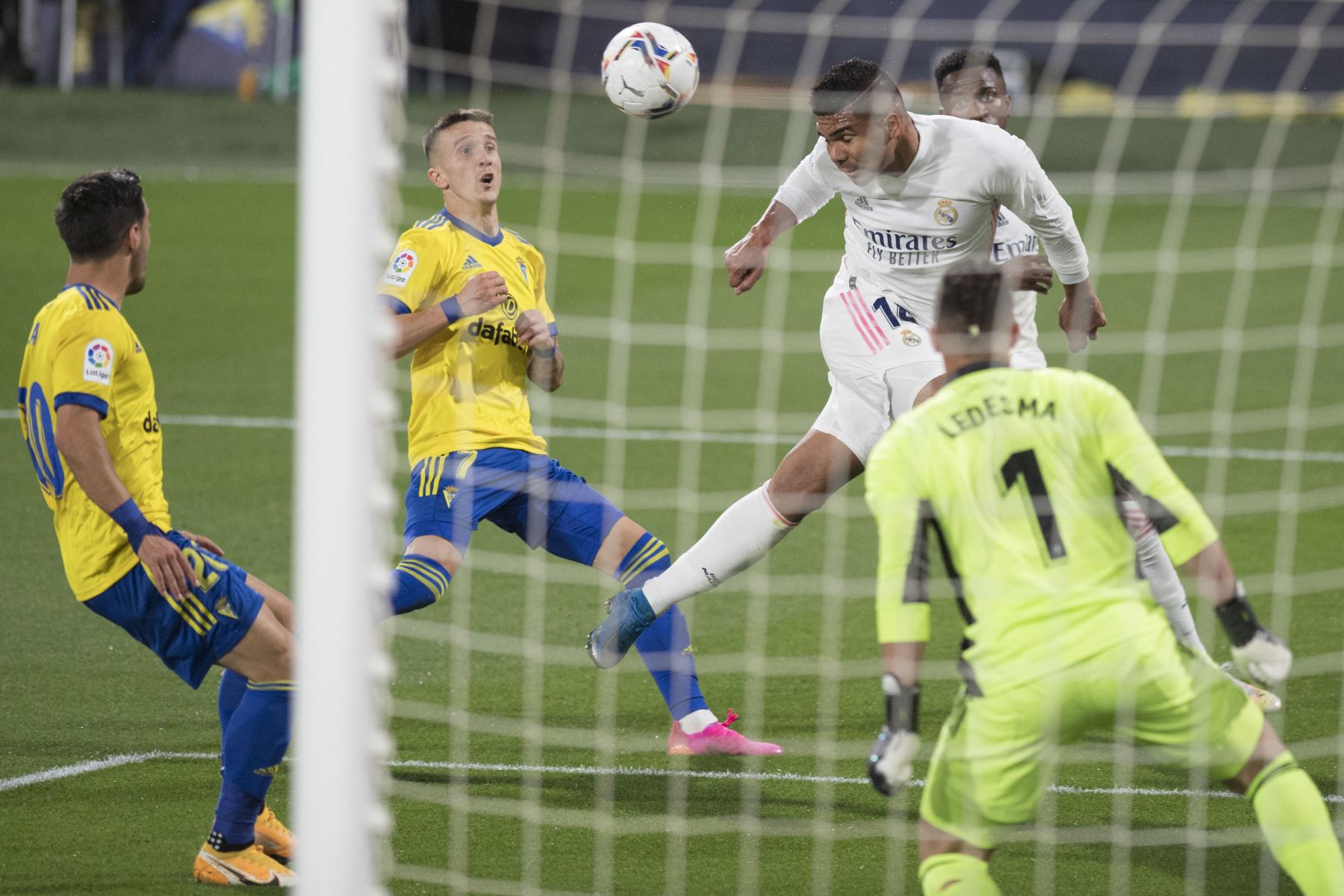 El centrocampista brasileño del Real Madrid, Casemiro, cabecea el balón junto al centrocampista español de Cádiz, Alberto Perea, por la Liga Santander. Foto: AFP