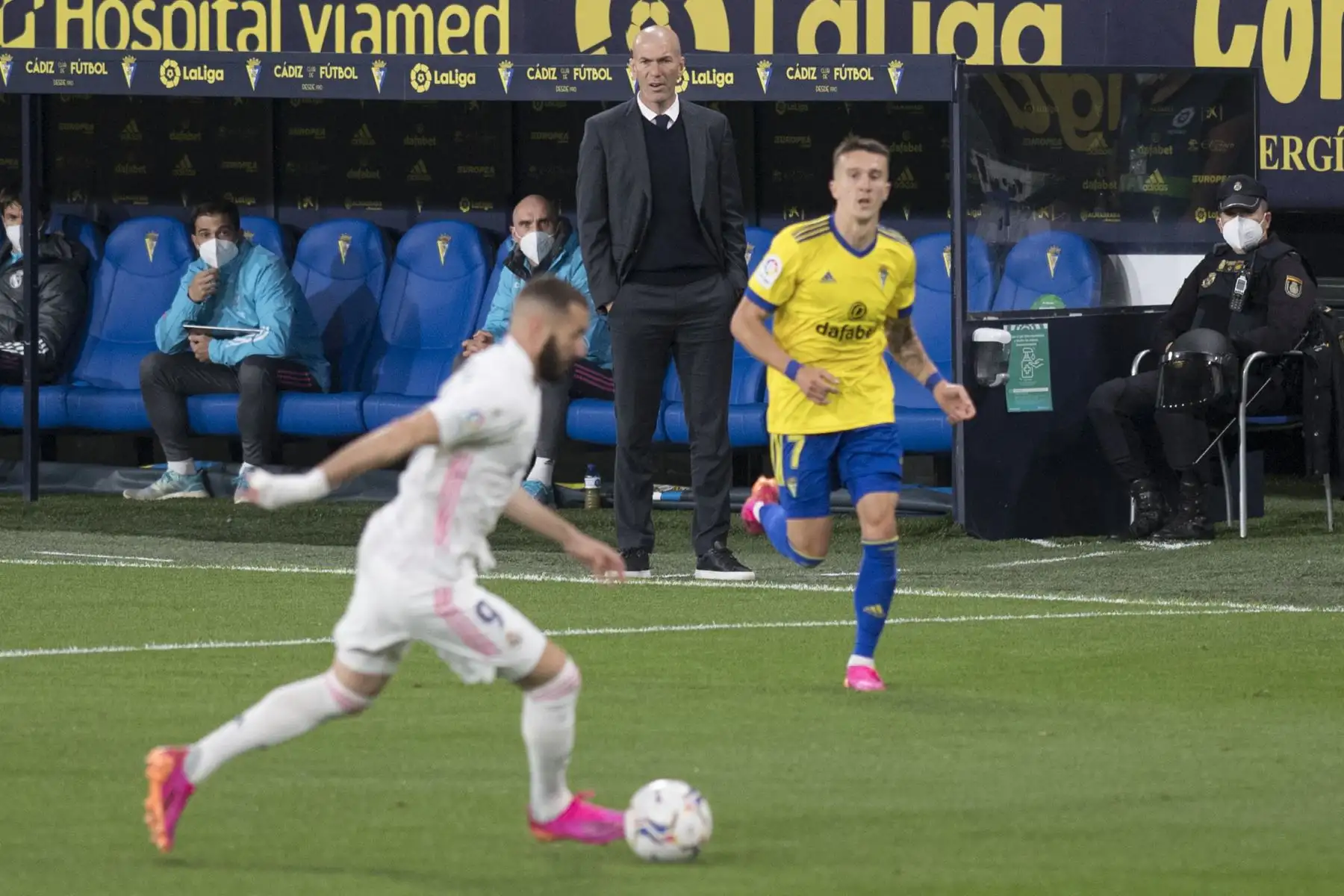 El técnico francés del Real Madrid, Zinedine Zidane, observa a los jugadores durante el partido de fútbol de la Liga española. Foto: AFP