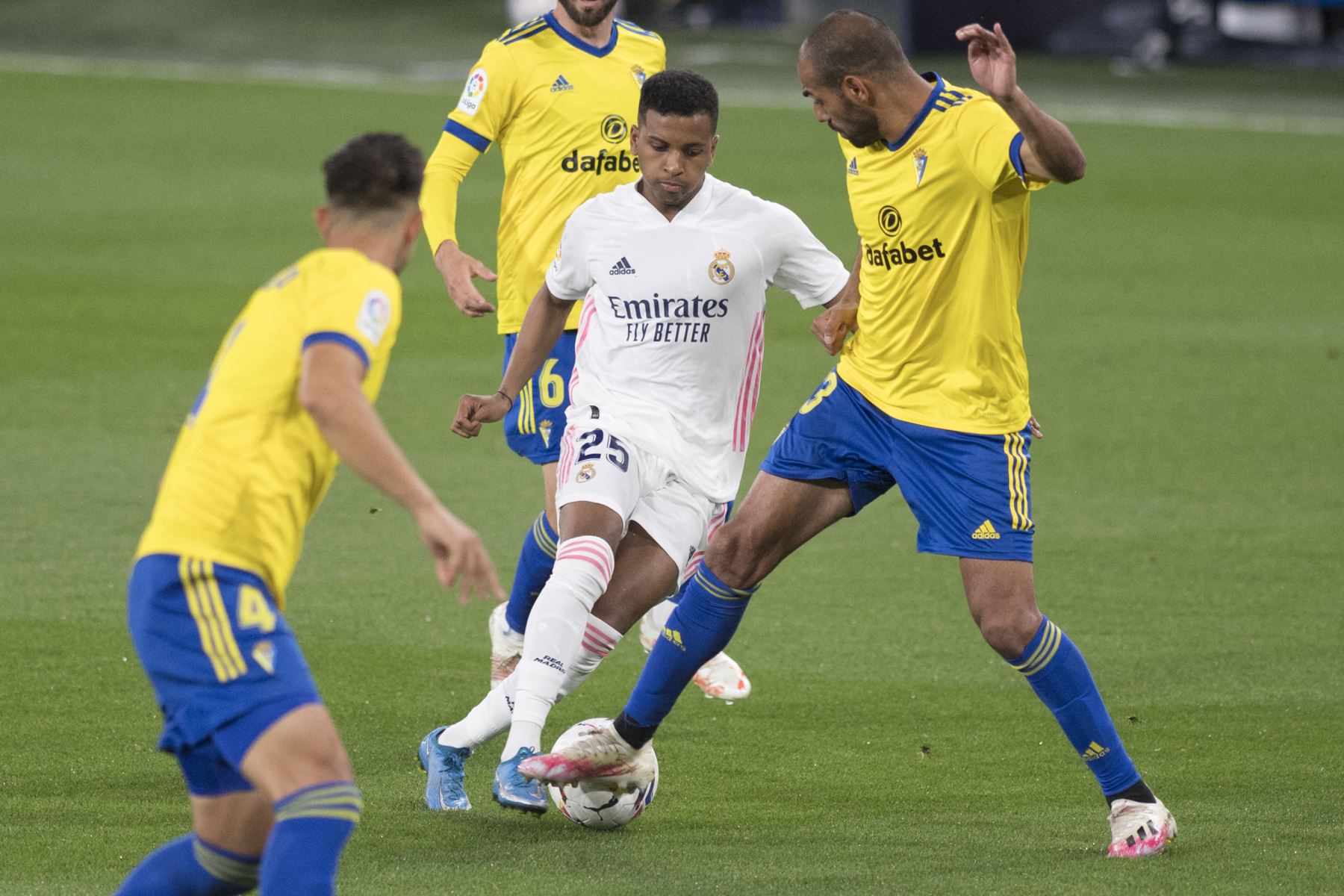 El delantero brasileño del Real Madrid Rodrygo desafía al defensor español de Cádiz, Rafael "Fali" Giménez, durante el partido de fútbol de la Liga española. Foto: AFP
