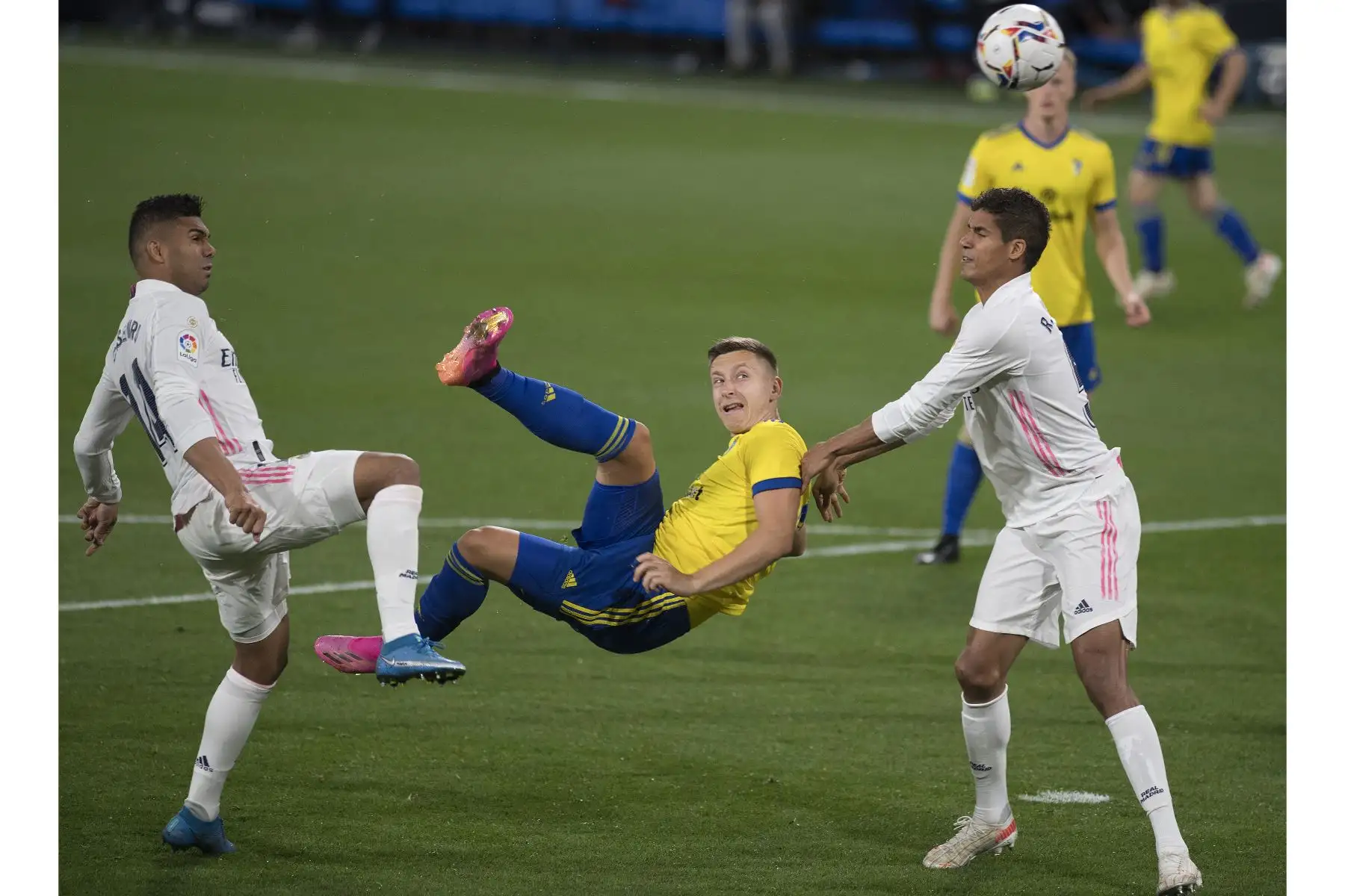 El centrocampista brasileño del Real Madrid Casemiro y el defensa francés Raphael Varane desafían al delantero serbio del Cádiz Ivan Saponjic durante el partido de la Liga española. Foto: AFP
