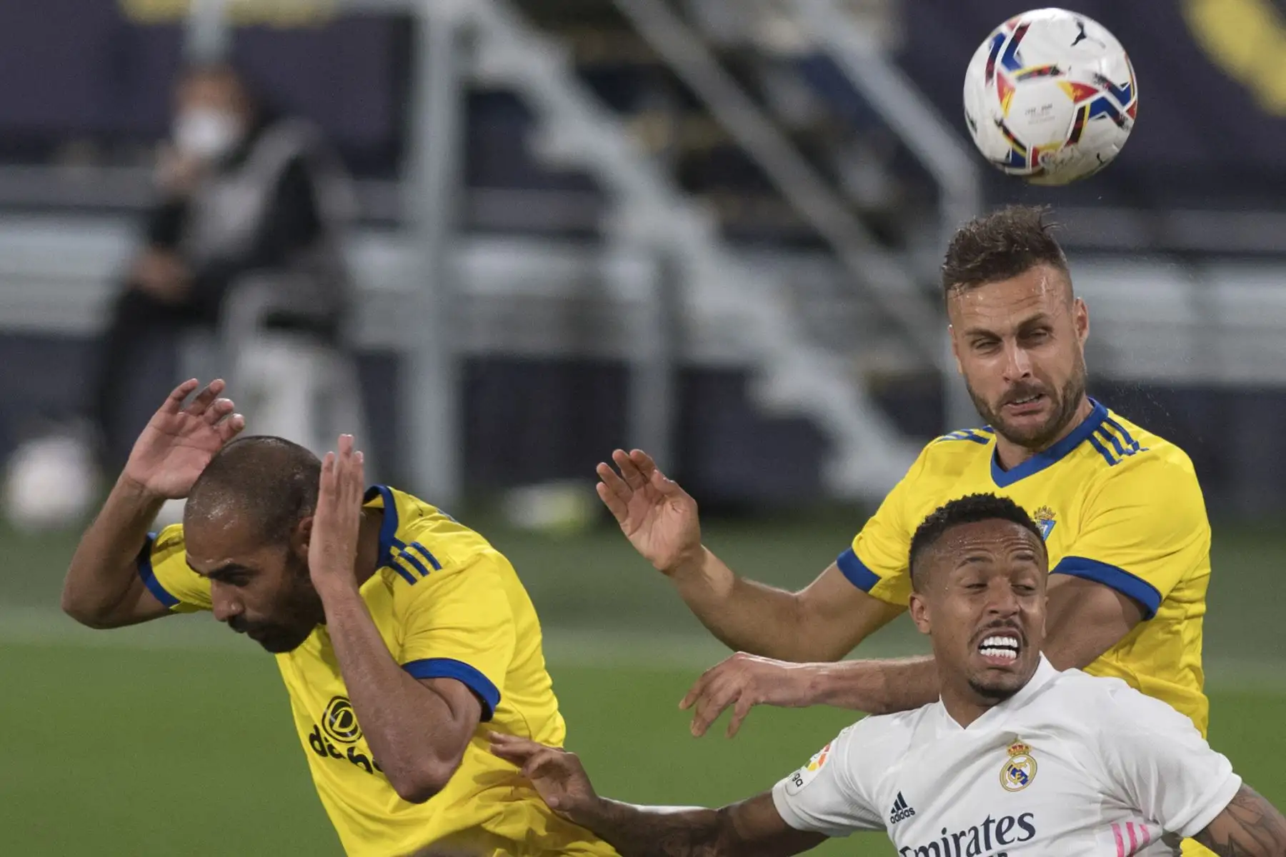 El defensor español de Cádiz Rafael Giménez y el defensor español Juan Torres desafían al su rival brasileño del Real Madrid Eder Militao durante el partido de fútbol de la Liga española. Foto: AFP