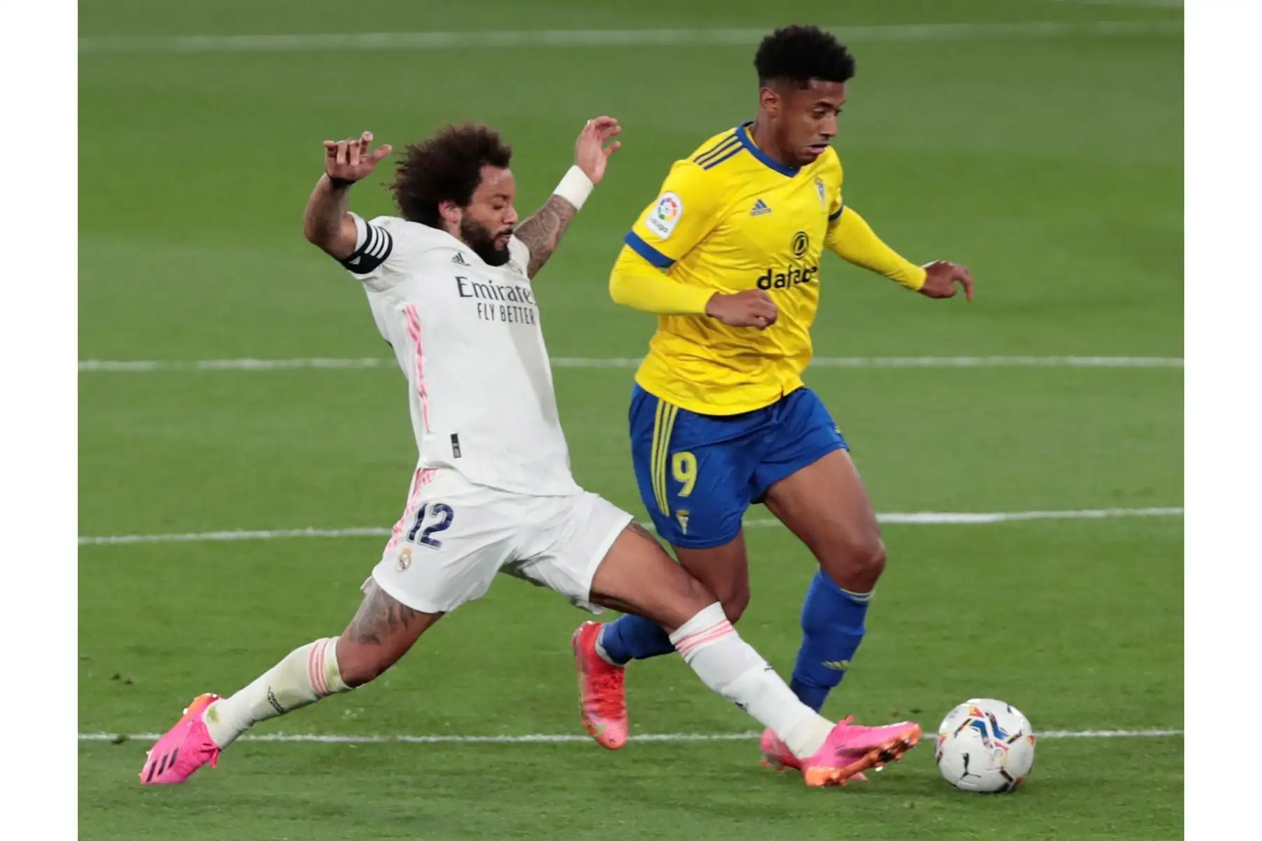 El defensa brasileño del Real Madrid, Marcelo Vieira, intenta cortar el avance del delantero hondureño del Cádiz, Anthony Lozano, durante el encuentro por la Liga española. Foto: EFE