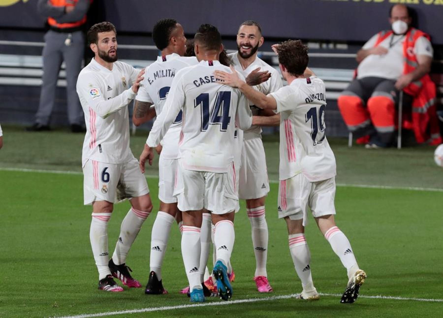 Los jugadores del Real Madrid celebran el tercer gol ante el Cádiz, durante el partido de Liga Santander, en el estadio Ramón de Carranza. Foto: EFE