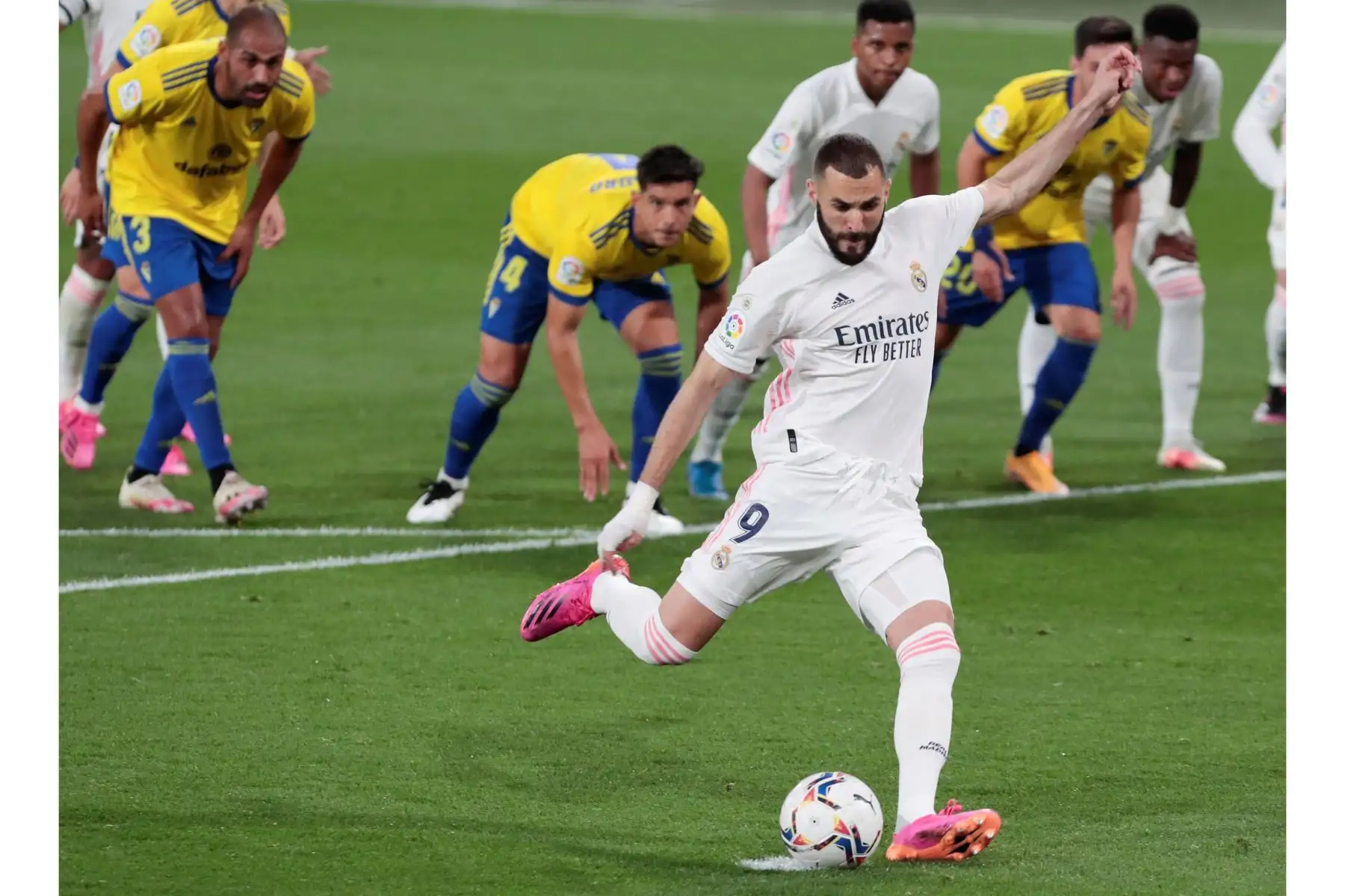 El delantero del Real Madrid Karim Benzemá chuta un penalti para marcar el primer gol ante el Cádiz por la Liga española. Foto: EFE