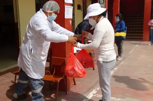 Entrega de alimentos del programa Qali Warma en la ciudad de Arequipa.