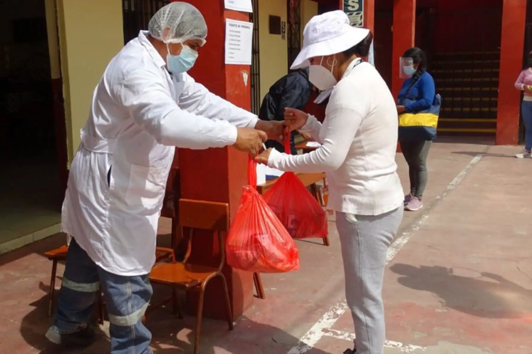 Entrega de alimentos del programa Qali Warma en la ciudad de Arequipa.