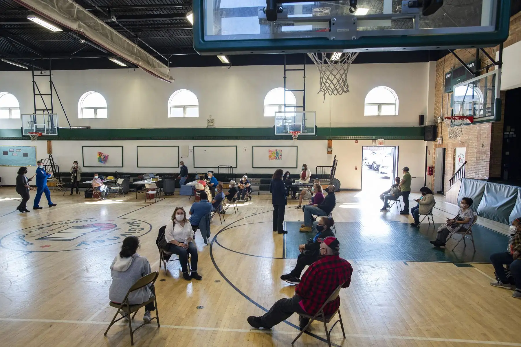 Las personas reciben su segunda dosis de la vacuna Moderna covid-19 en una clínica móvil de vacunación Covid-19, administrada por Hartford Healthcare en el centro comunitario McGivney de la Iglesia Católica Saint Charles Borromeo en Bridgeport, Connecticut.
Foto: AFP