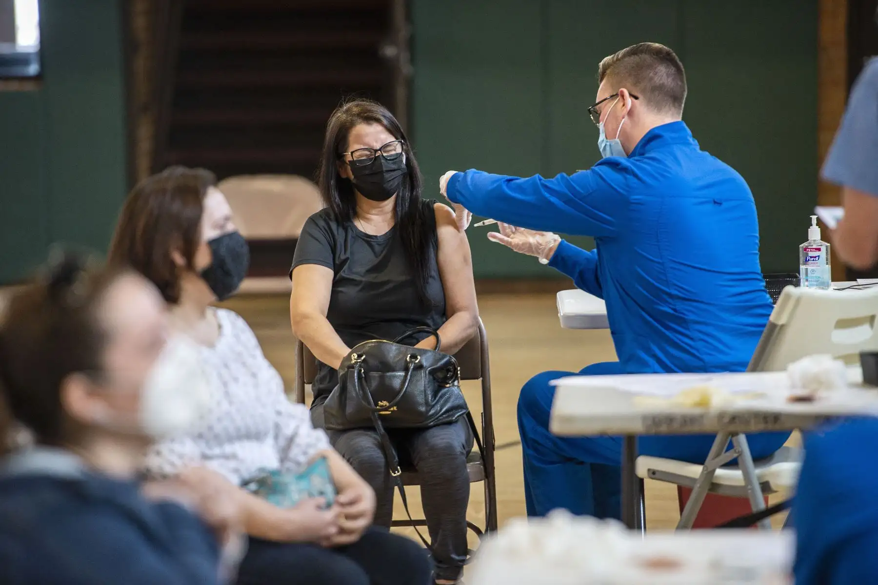 Una mujer entrecierra los ojos mientras recibe su segunda dosis de la vacuna Moderna Covid-19 en la clínica móvil de vacunación Covid-19, dirigida por Hartford Healthcare en el centro comunitario McGivney de la Iglesia Católica Saint Charles Borromeo en Bridgeport, Connecticut.
Foto: AFP