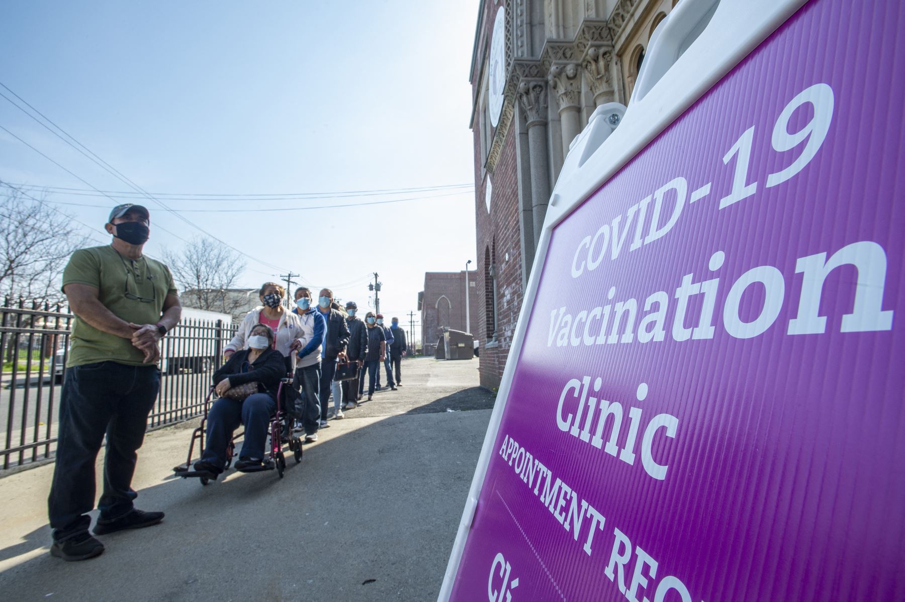 La gente espera en la fila para recibir su segunda dosis de vacuna en una clínica móvil de vacunación Covid-19, administrada por Hartford Healthcare, en el centro comunitario McGivney de la Iglesia Católica Saint Charles Borromeo en Bridgeport, Connecticut.
Foto: AFP