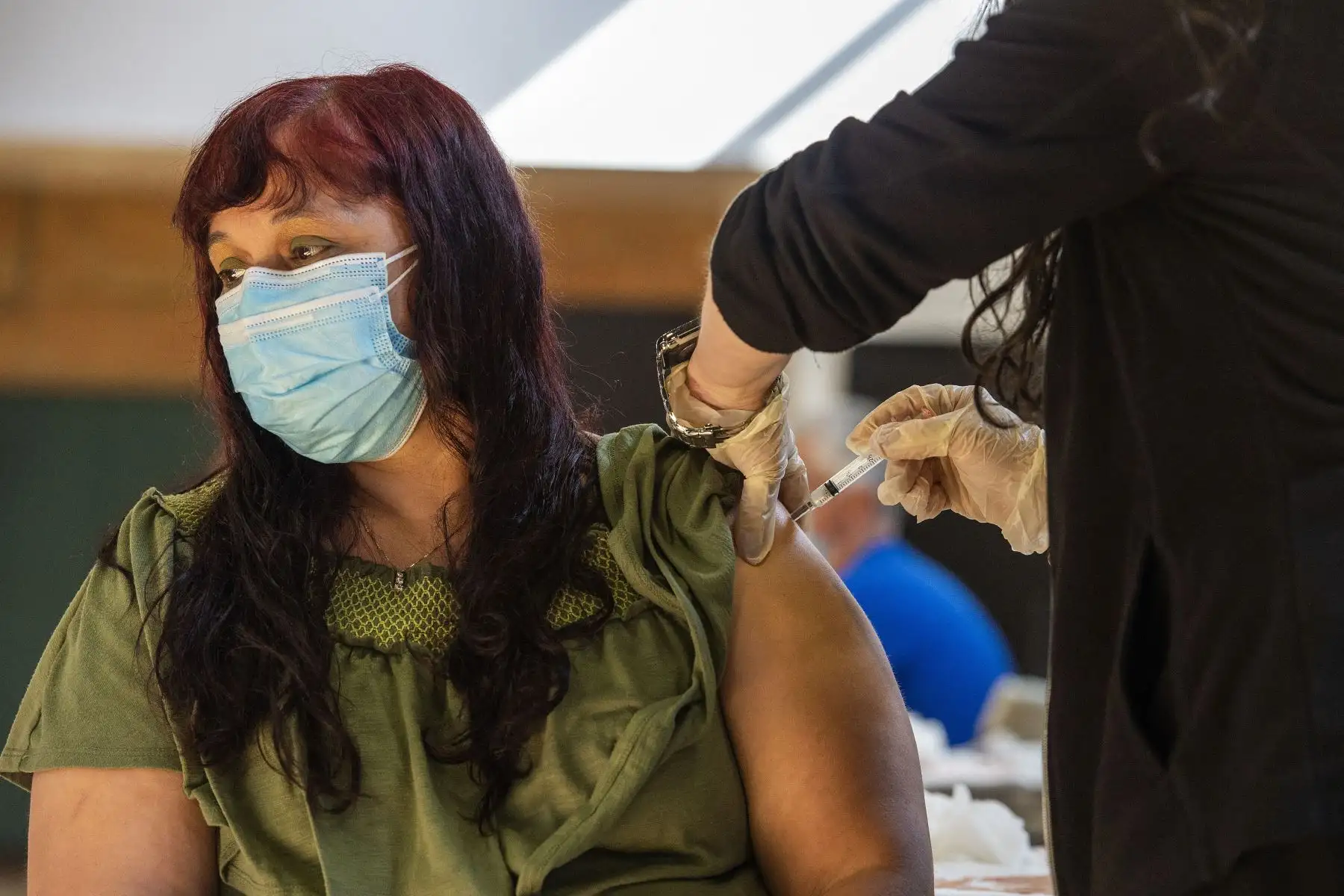 Judy Rivera recibe su segunda dosis de la vacuna Moderna en una clínica móvil de vacunación Covid-19, administrada por Hartford Healthcare, en el centro comunitario McGivney de la Iglesia Católica Saint Charles Borromeo en Bridgeport, Connecticut.
Foto: AFP