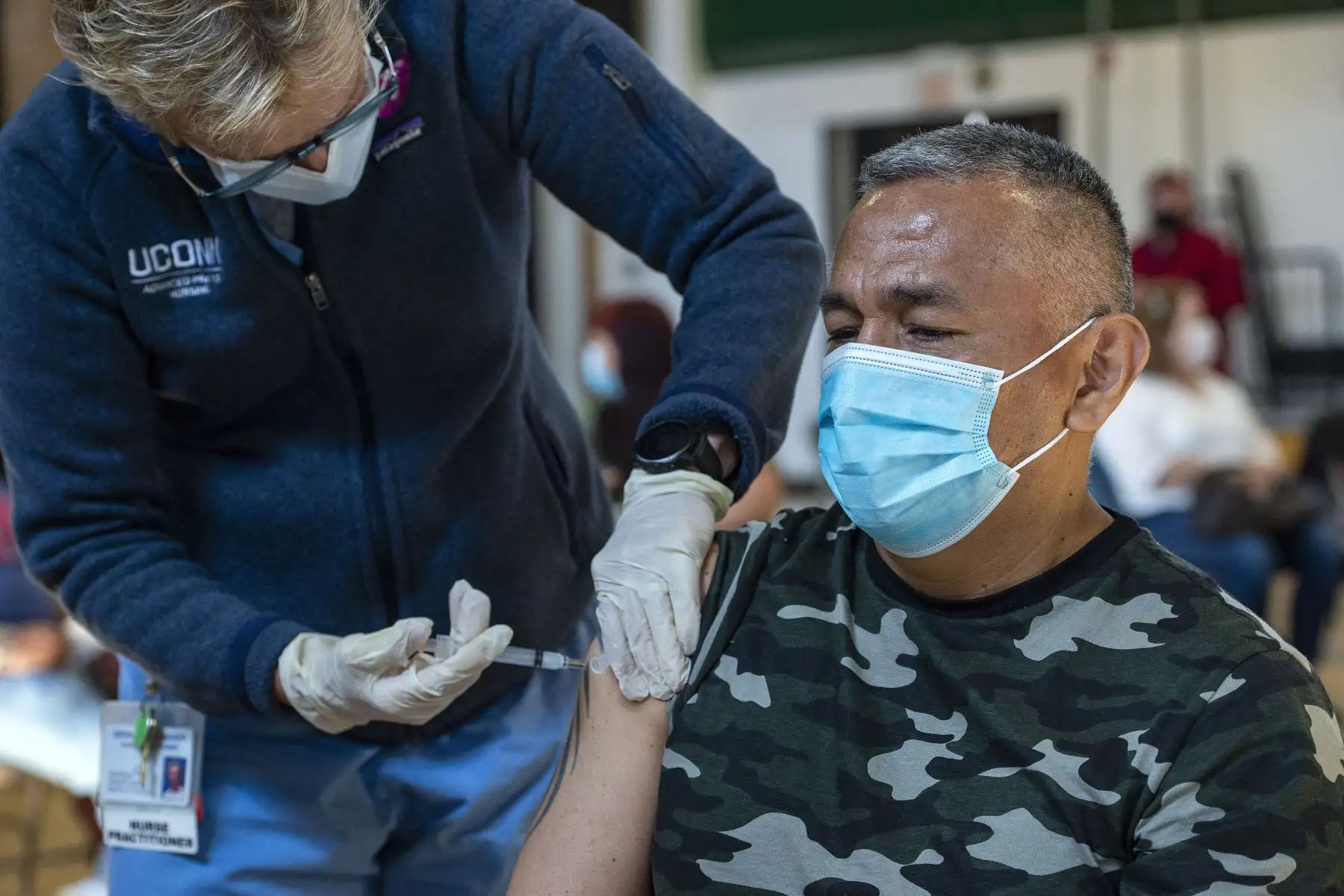 La enfermera registrada Geriann Gallagher inocula a José Caycho-Ortiz con la segunda dosis de la vacuna Moderna Covid-19 en una clínica móvil de vacunación Covid-19, dirigida por Hartford Healthcare, en el centro comunitario McGivney de la Iglesia Católica Saint Charles Borromeo en Bridgeport, Connecticut.
Foto: AFP