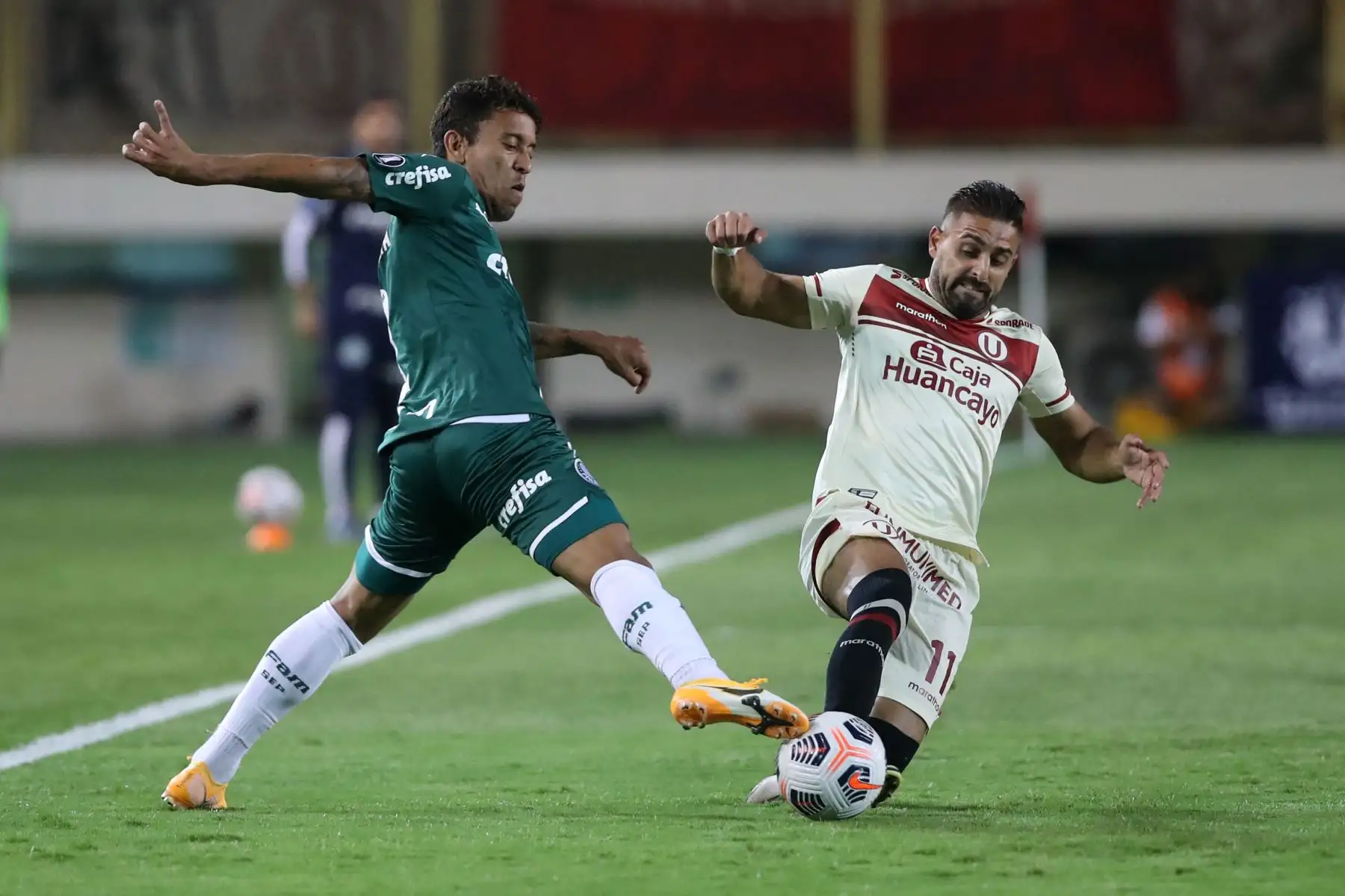 El brasileño  Marcos Rocha de Palmeiras y el peruano Luis Urruti de  Universitario  compiten por el balón durante el partido de la fase de grupos de la Copa Libertadores en el Estadio Monumental en Ate.
Foto: AFP