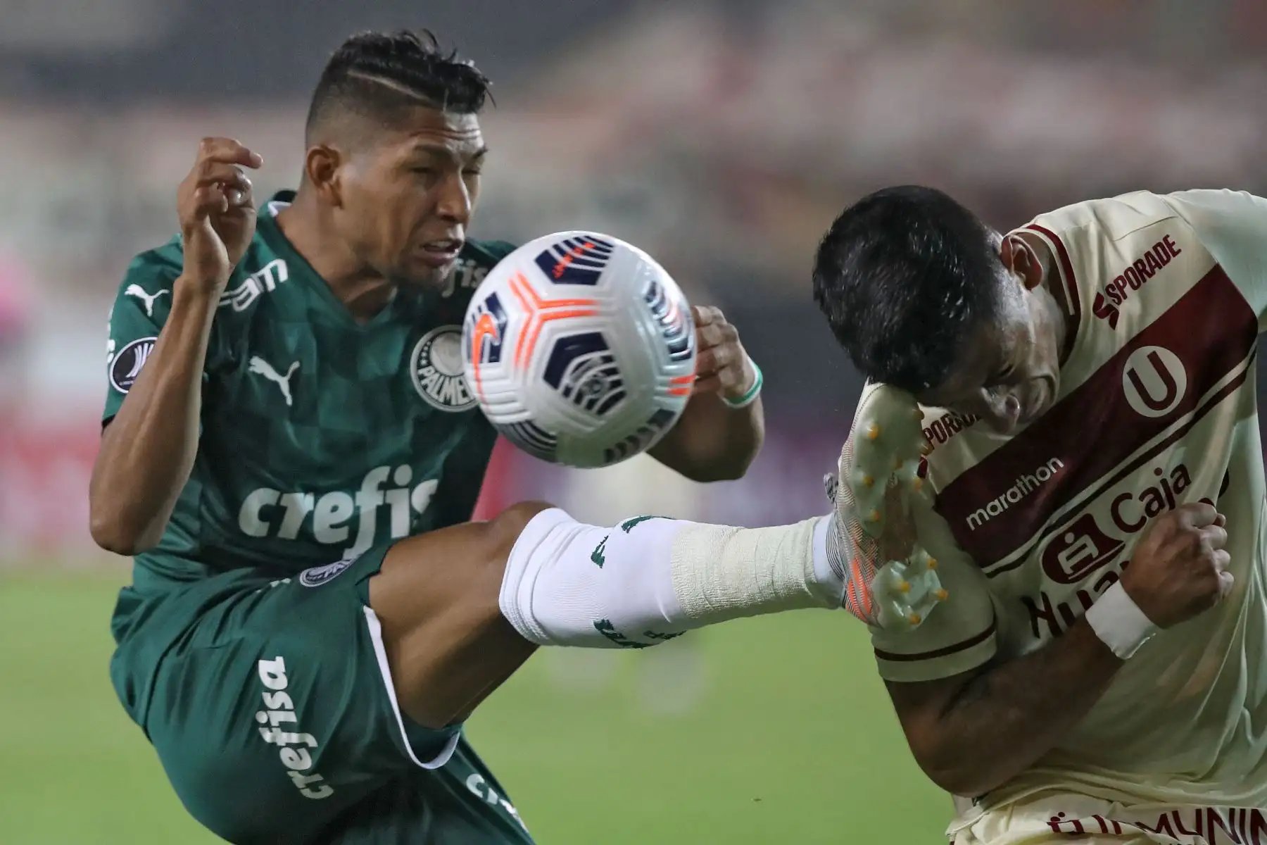 El brasileño  Rony de Palmeiras  y  el jugador de Universitario Federico Alonso compiten por el balón durante su partido de la fase de grupos del torneo de fútbol Copa Libertadores en el Estadio  Monumental en Ate.
Foto: AFP