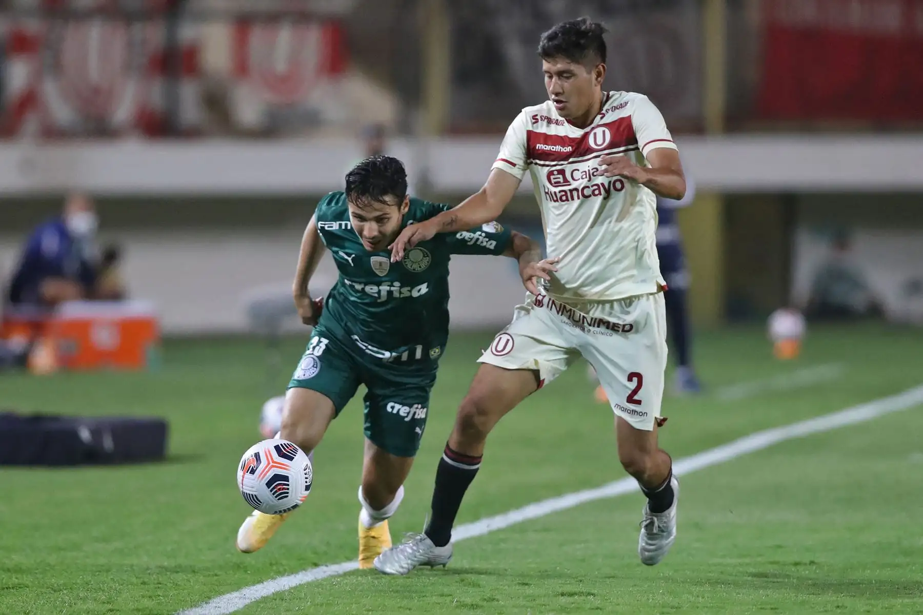 El jugador  brasileño de  Palmeiras Raphael Veiga y el peruano lUS Valverde de Universitario  compiten por el balón durante el partido de la fase de grupos del torneo de fútbol Copa Libertadores en el Estadio Monumental en Ate.
Foto: AFP