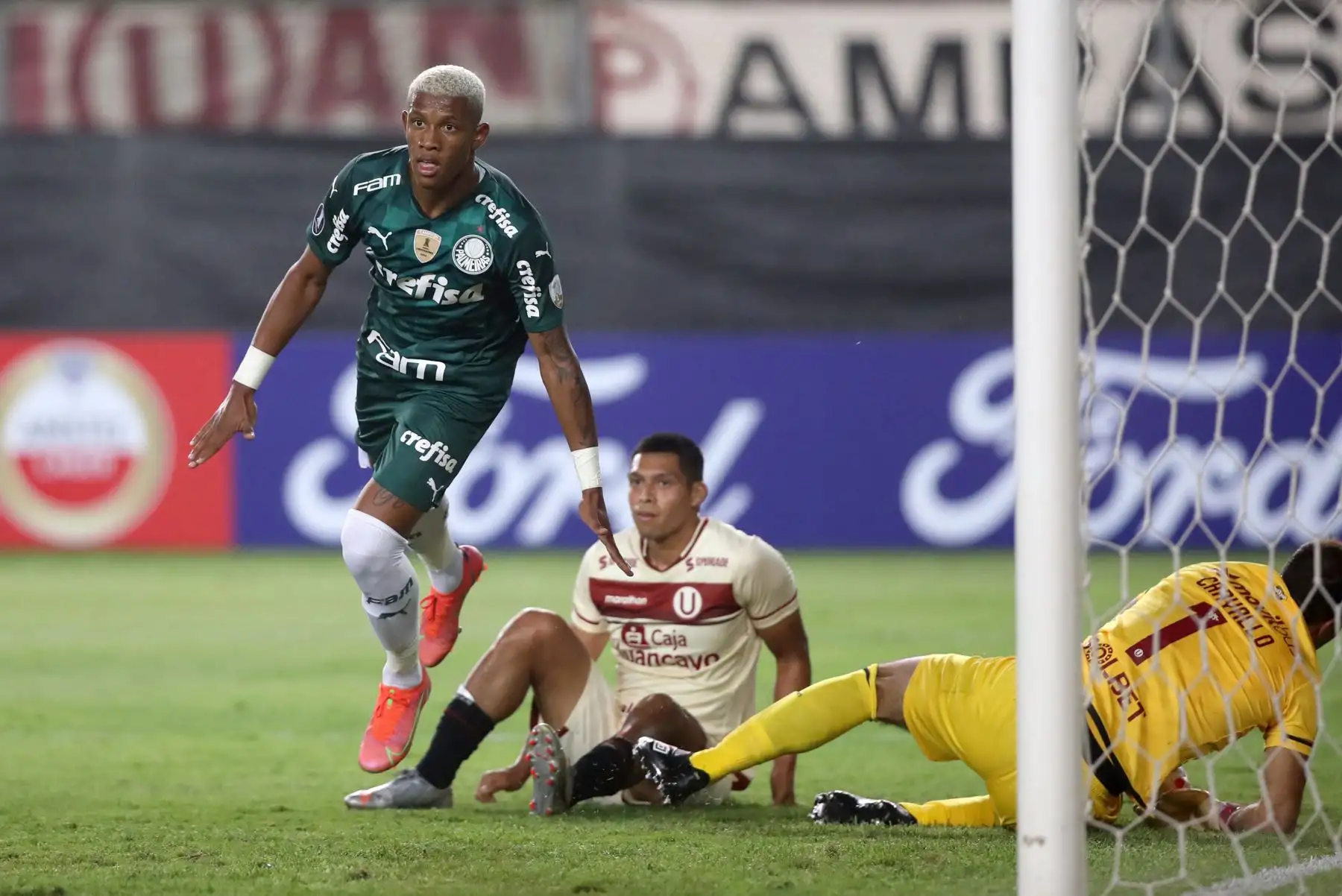 Danilo de Palmeiras celebra anotar un gol durante el partido de la fase de grupos del torneo de fútbol Copa Libertadores entre Universitario de Perú y Palmeiras de Brasil en el Estadio Monumental en Ate.
Foto: AFP