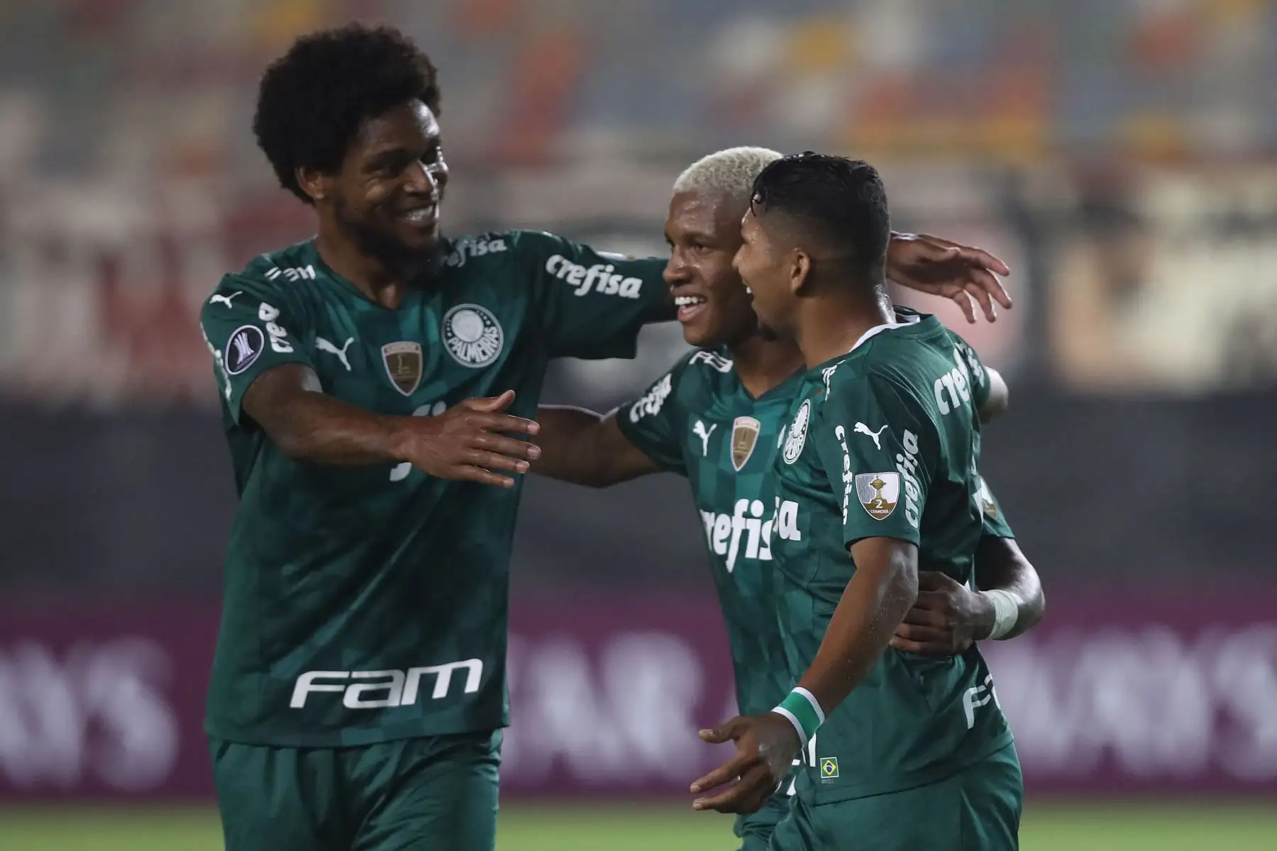 Danilo de Palmeiras  celebra con sus compañeros Luiz Adriano y Rony tras marcar un gol durante el partido de la fase de grupos del torneo de fútbol Copa Libertadores entre Universitario de Perú y Palmeiras.
Foto: AFP