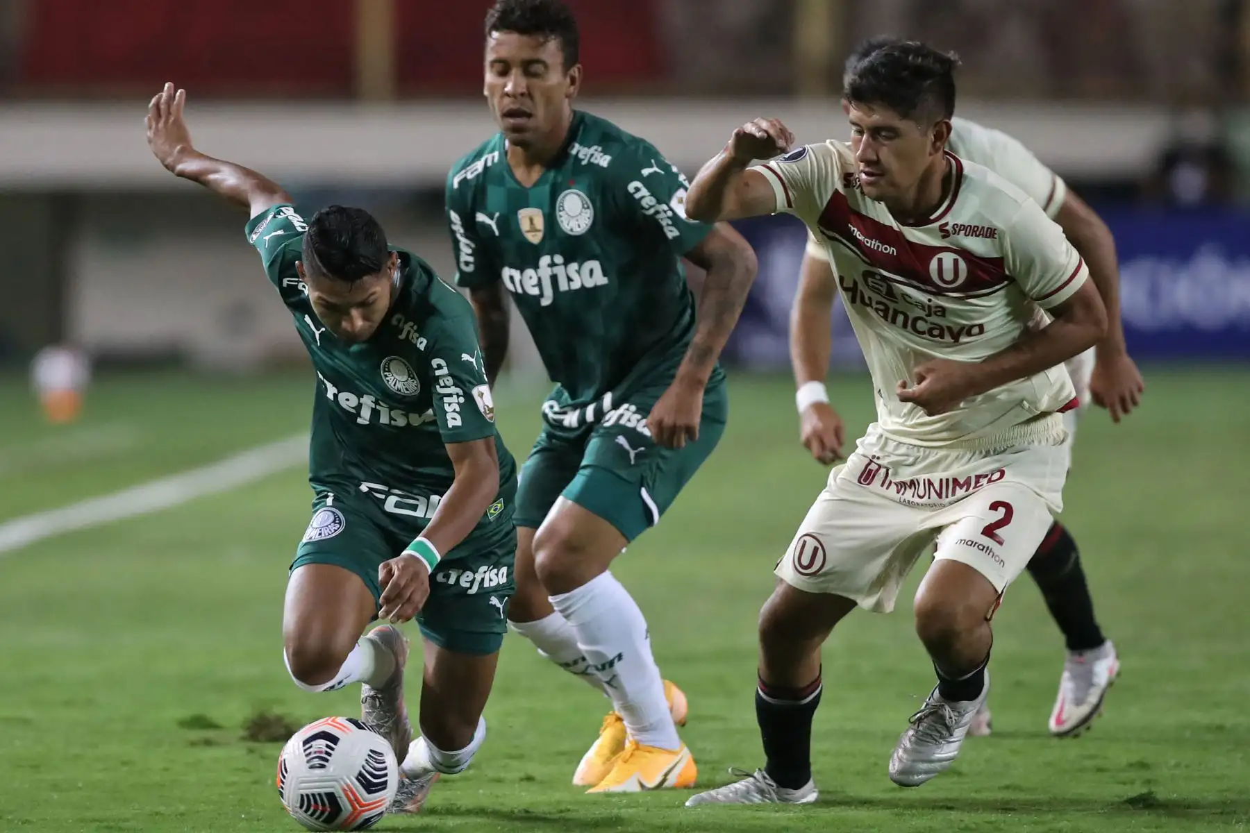 El jugador Rony de  Palmeiras Rony y el jugador de Universitario, Luis Valverde compiten por el balón durante el partido de la fase de grupos del torneo de fútbol Copa Libertadores.
Foto: AFP