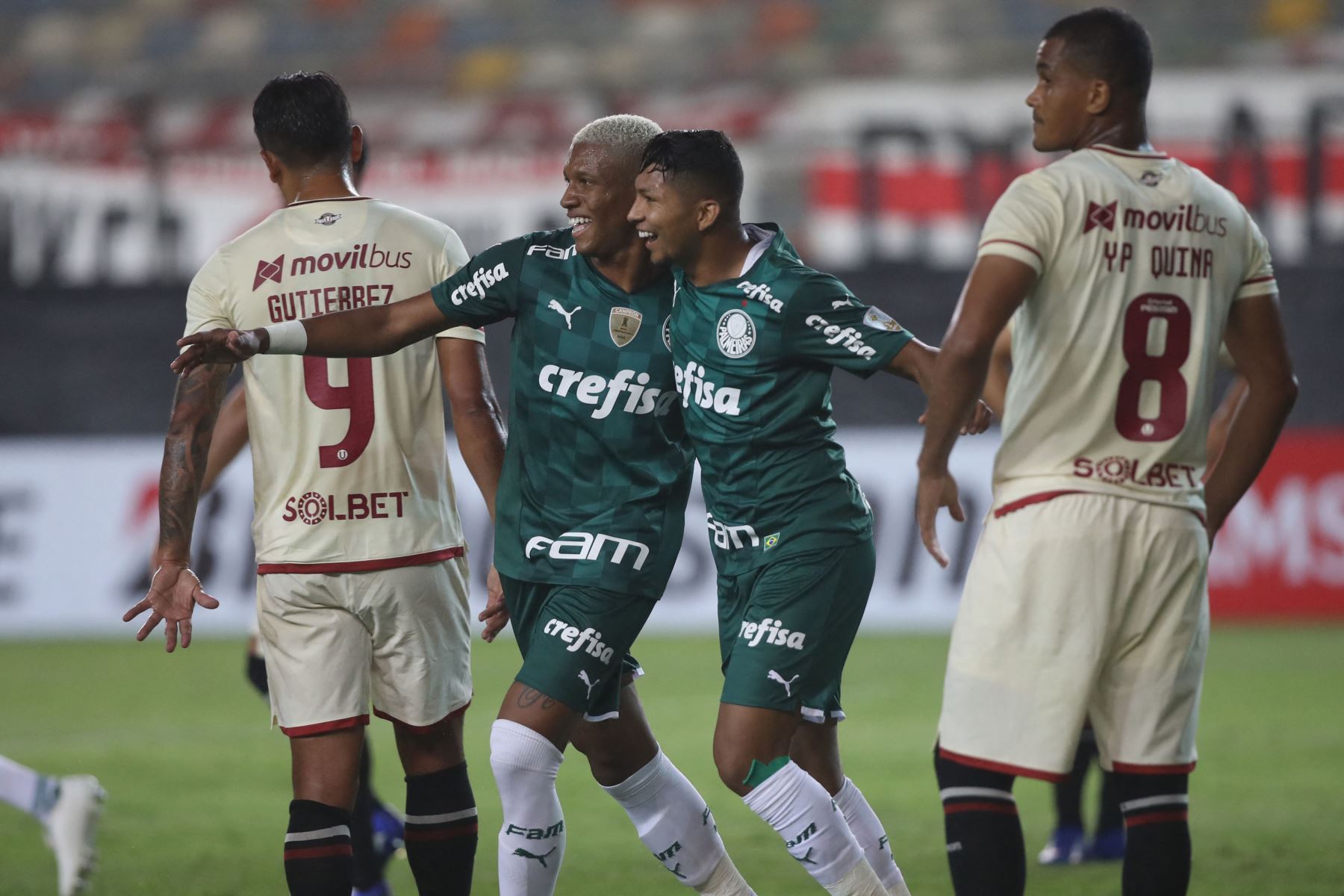 Danilo y Rony de  Palmeiras  celebran un gol durante el partido de la fase de grupos del torneo de fútbol Copa Libertadores entre Universitario de Perú y  Palmeiras.
Foto: AFP