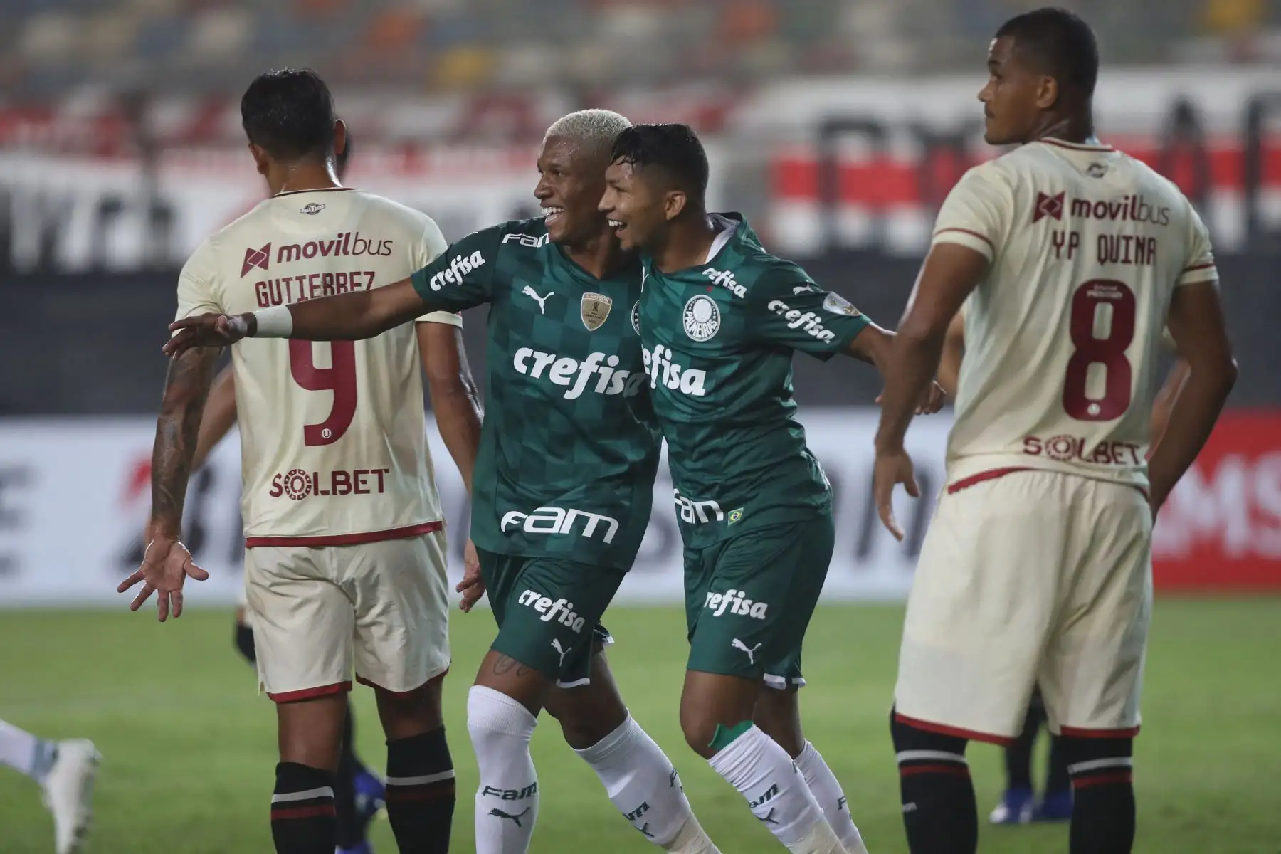Danilo y Rony de  Palmeiras  celebran un gol durante el partido de la fase de grupos del torneo de fútbol Copa Libertadores entre Universitario de Perú y  Palmeiras.
Foto: AFP