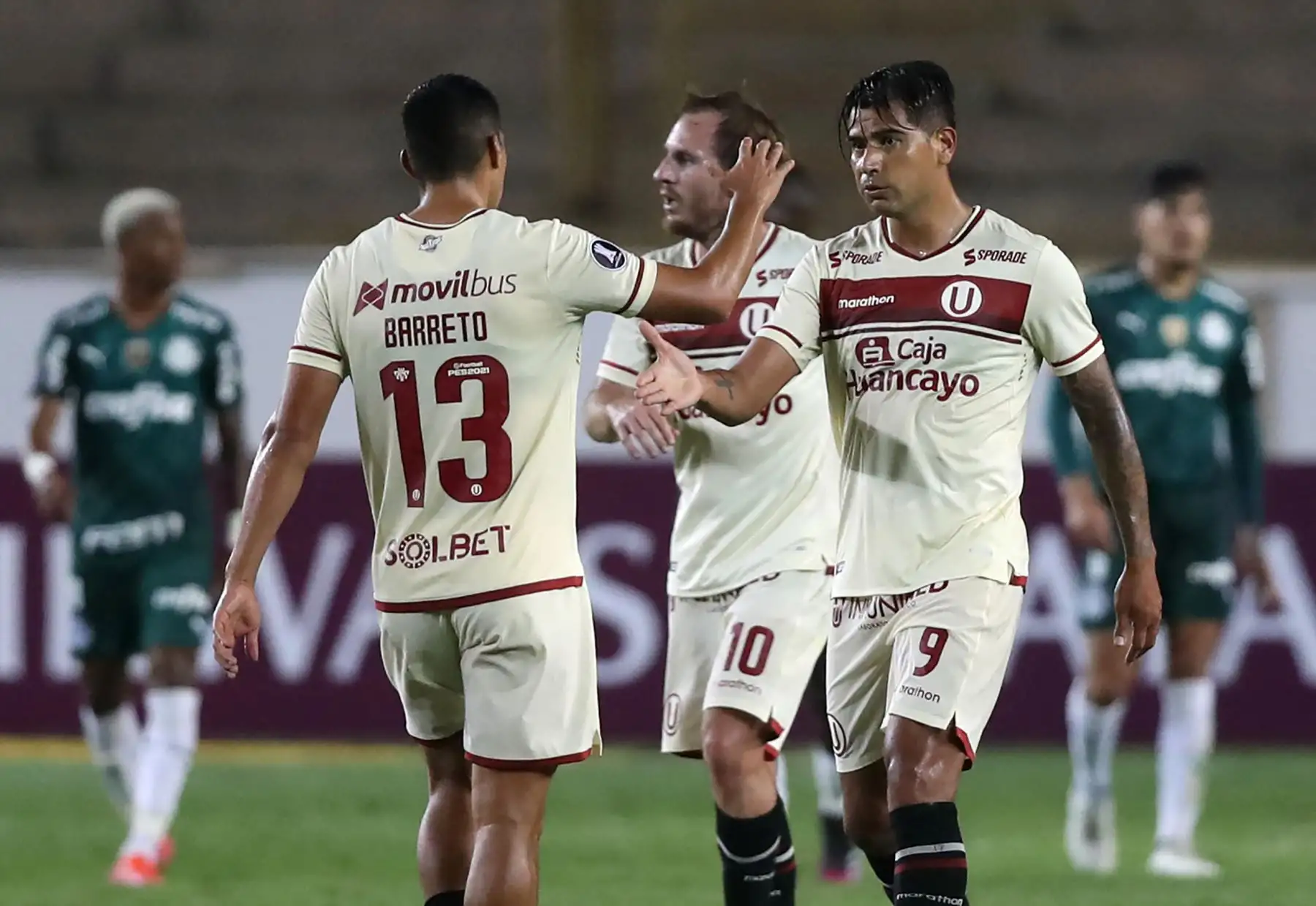 Enzo Gutiérrez  de Universitario celebra con sus compañeros de equipo tras anotar un penalti durante el partido de la fase de grupos del torneo de fútbol Copa Libertadores entre el Universitario de Perú y el Palmeiras de Brasil.
Foto: AFP
