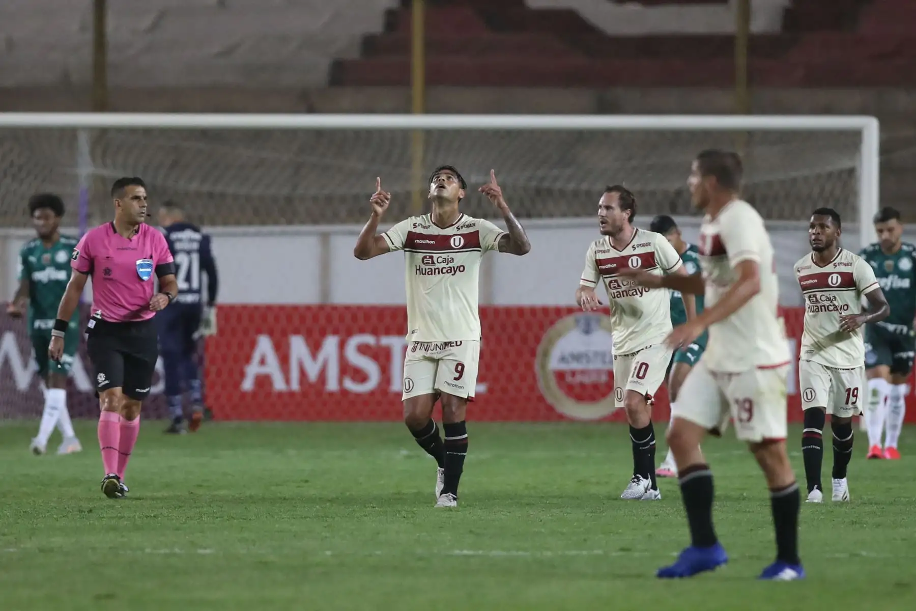 Enzo Gutiérrez  de  Universitario celebra tras anotar un penalti durante el partido de la fase de grupos del torneo de fútbol Copa Libertadores entre Universitario de Perú y Palmeiras de Brasil.
Foto: AFP