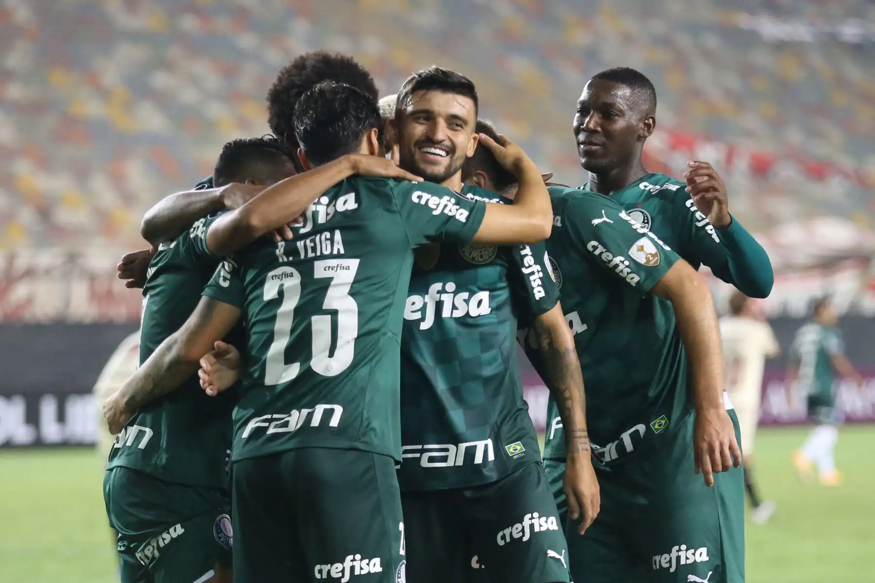 Raphael Veiga  de Palmeiras celebra con sus compañeros de equipo después de anotar un gol durante el partido de la fase de grupos del torneo de fútbol Copa Libertadores entre el Universitario de Perú y el Palmeiras de Brasil en el Estadio Monumental .
Foto: AFP