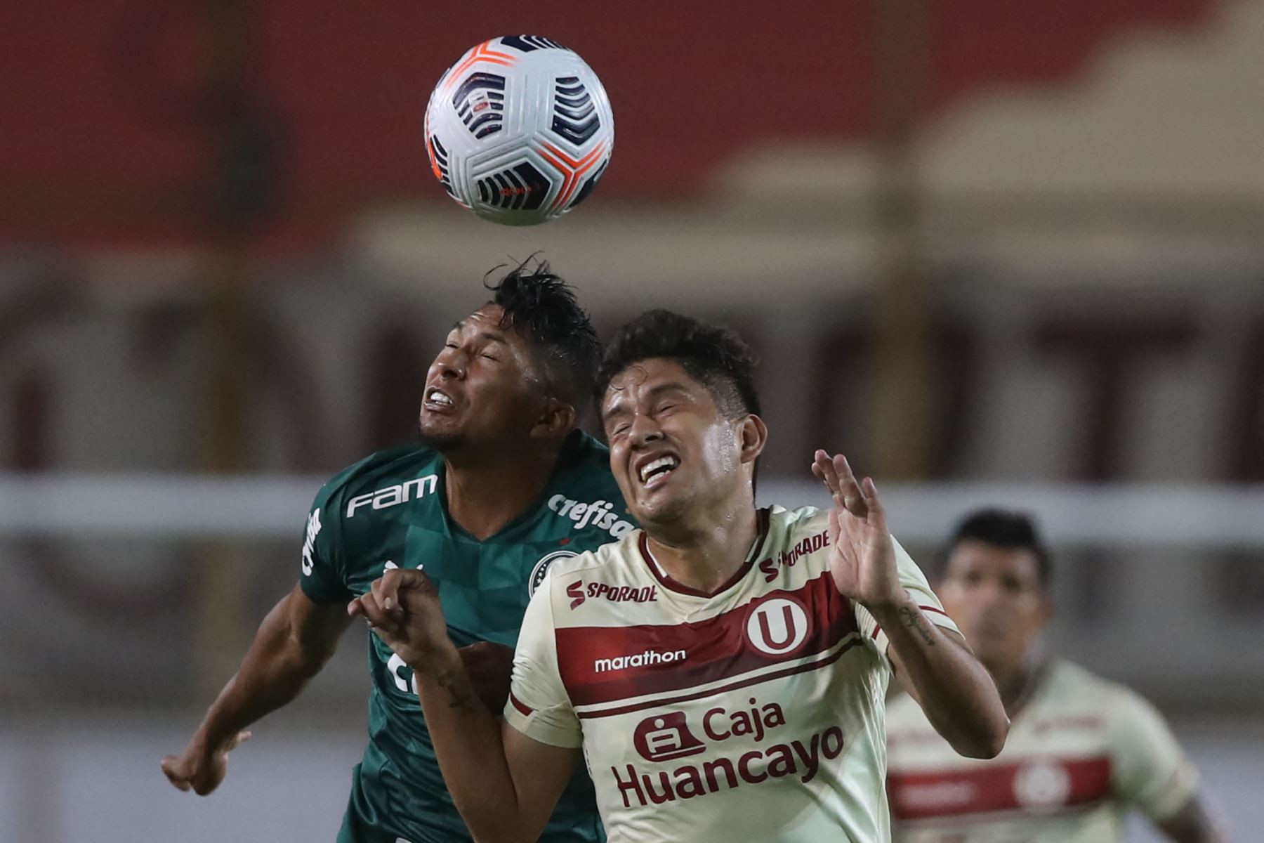 El jugador Rony de Palmeiras y el jugador  Luis Valverde de Universitario  compiten por el balón durante el partido de la fase de grupos del torneo de fútbol Copa Libertadores.
Foto: AFP