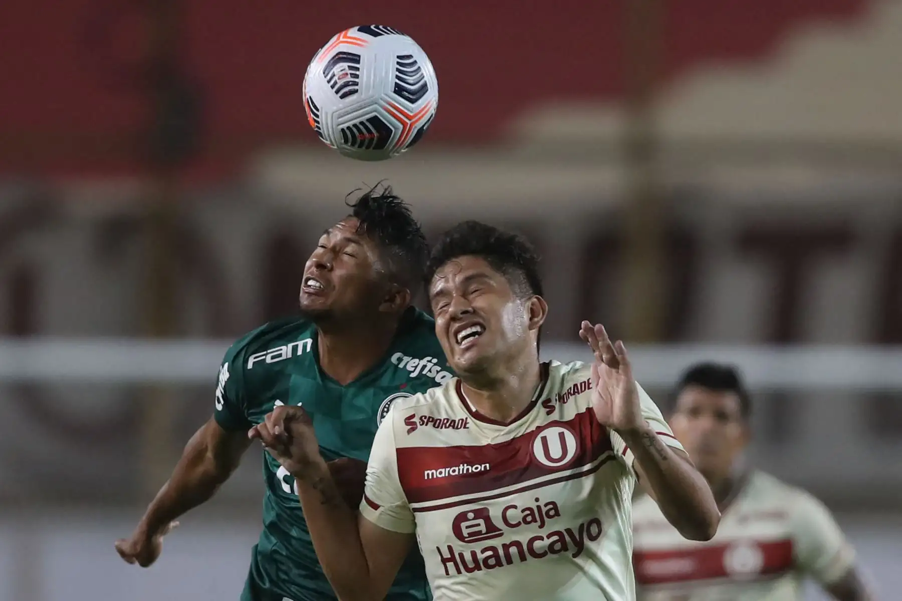 El jugador Rony de Palmeiras y el jugador  Luis Valverde de Universitario  compiten por el balón durante el partido de la fase de grupos del torneo de fútbol Copa Libertadores.
Foto: AFP