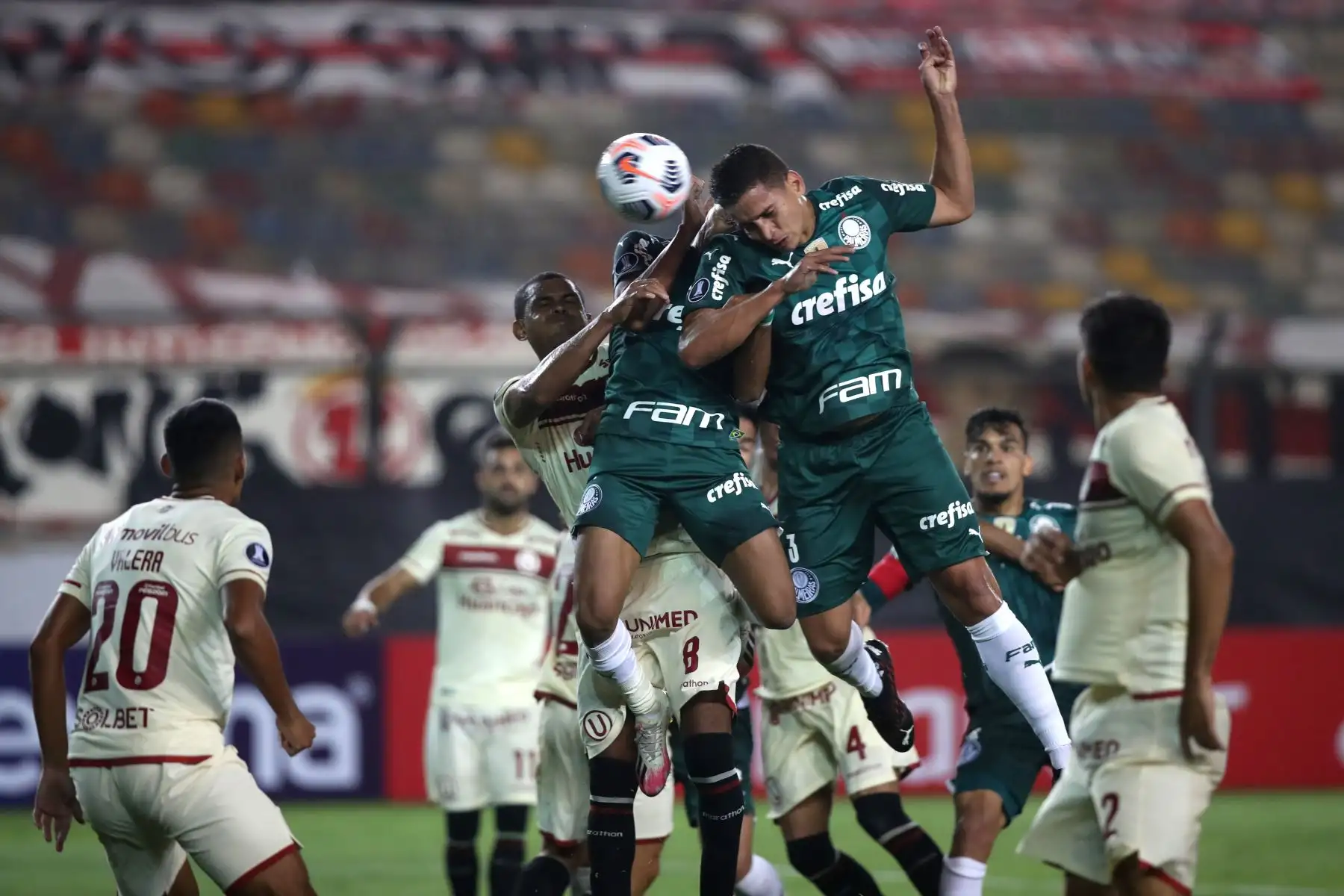 Renan de Palmeiras anota un gol en un partido de la fase de grupos de la Copa Libertadores entre Universitario y Palmeiras en el estadio Monumental.
Foto: EFE