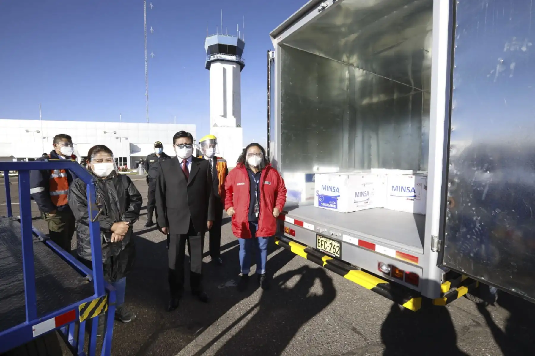 La ministra Solangel Fernández  llegó esta mañana al aeropuerto de Juliaca junto a un cargamento de 55 130 vacunas, que forman parte de las dosis que recibió el Perú hace unos días. Foto: ANDINA/MVCS