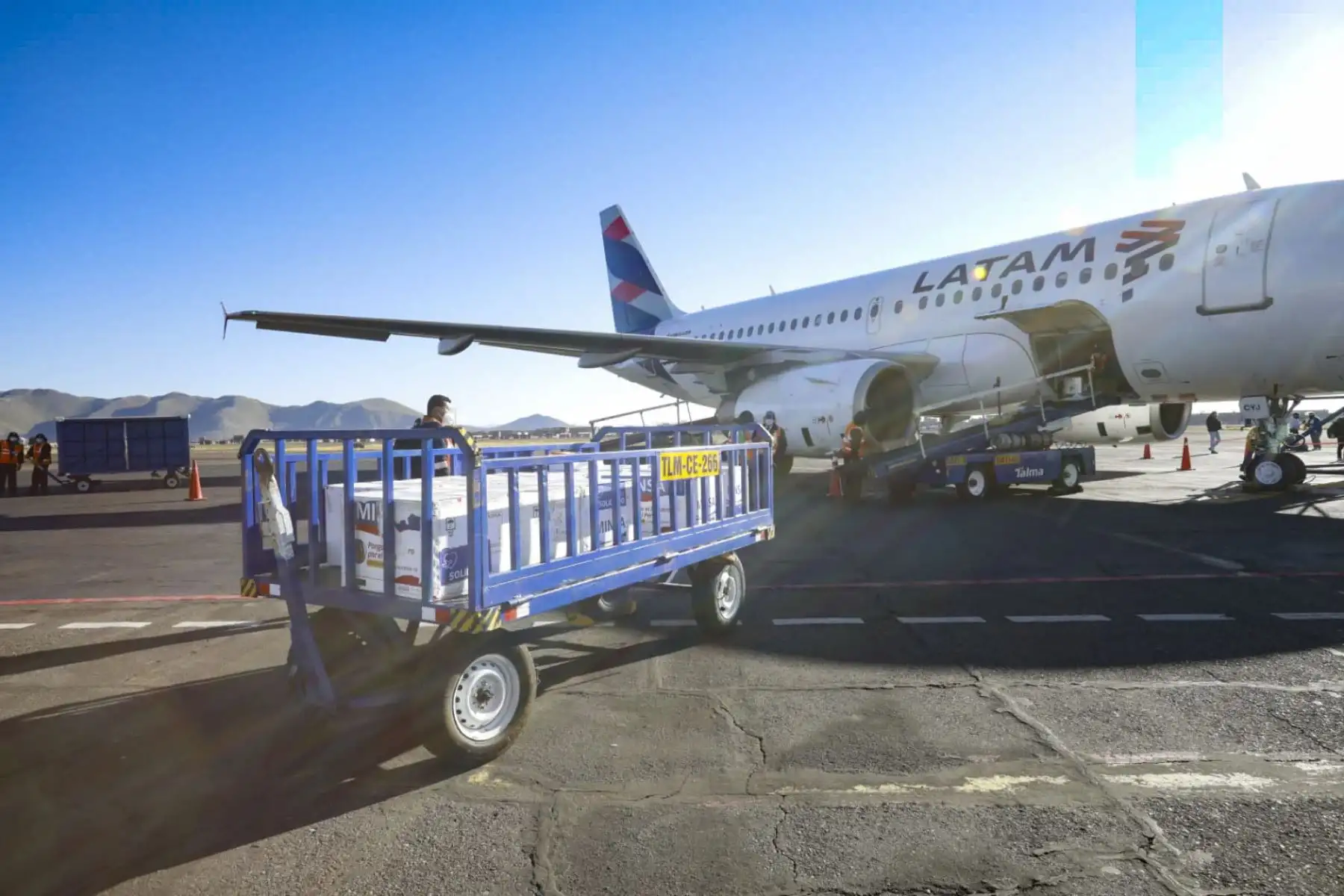 La ministra Solangel Fernández  llegó esta mañana al aeropuerto de Juliaca junto a un cargamento de 55 130 vacunas de AstraZeneca que se aplicarán mediante el Nuevo Plan de vacunación, en especial para proteger a los adultos mayores. Estas dosis forman parte de las últimas vacunas que recibió el Perú hace unos días. Foto: ANDINA/MVCS
