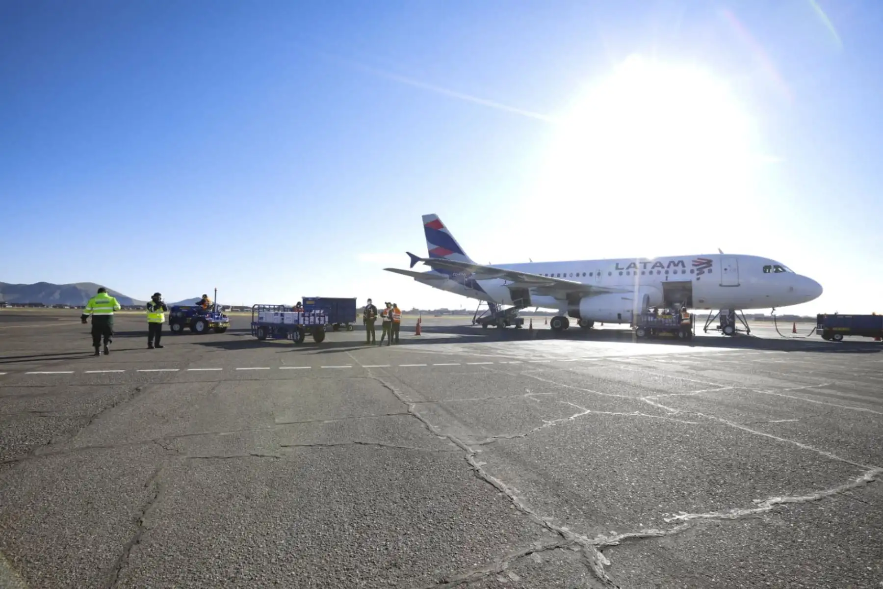 La ministra Solangel Fernández  llegó esta mañana al aeropuerto de Juliaca junto a un cargamento de 55 130 vacunas de AstraZeneca que se aplicarán mediante el Nuevo Plan de vacunación, en especial para proteger a los adultos mayores. Estas dosis forman parte de las últimas vacunas que recibió el Perú hace unos días. Foto: ANDINA/MVCS